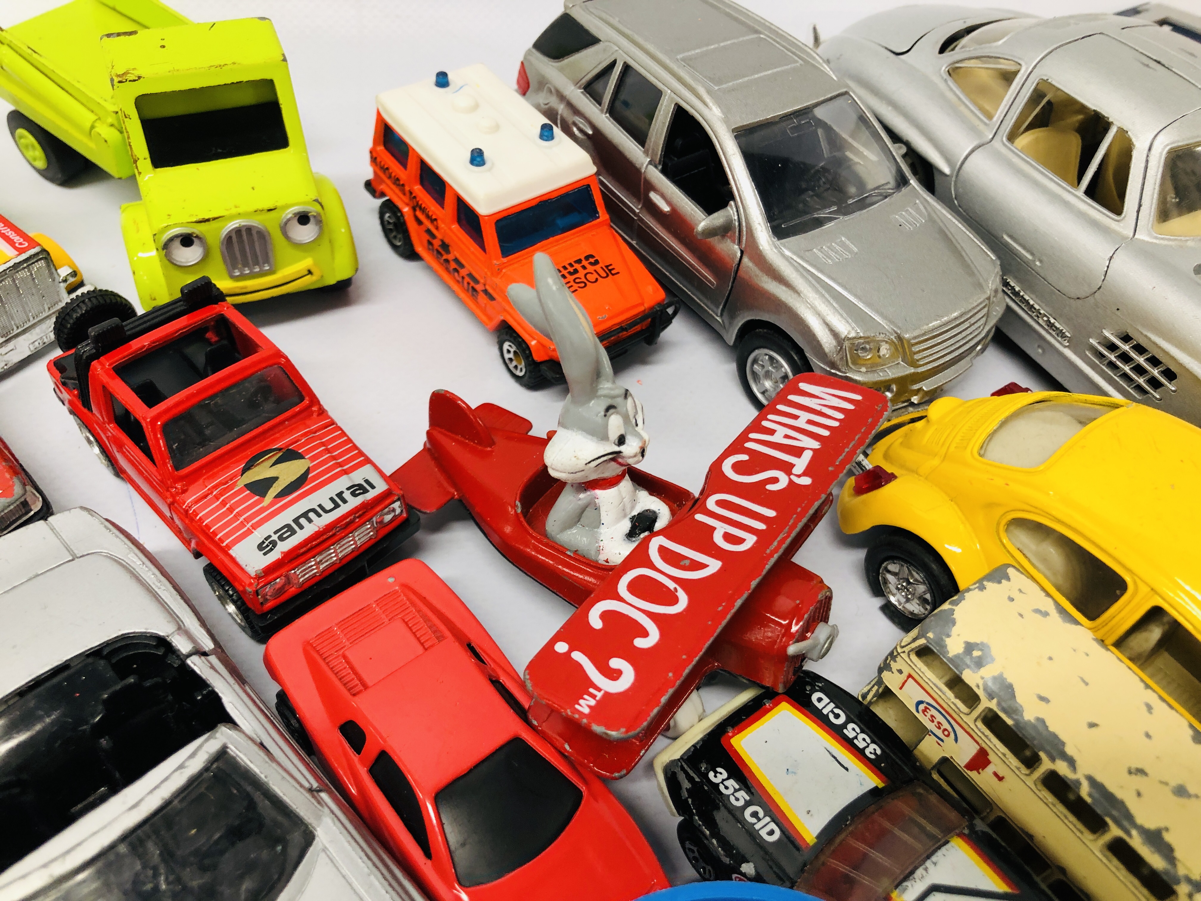 BOX CONTAINING LARGE QTY MIXED DIE CAST VEHICLES, TO INCLUDE CORGI, MATCHBOX, - Image 10 of 13