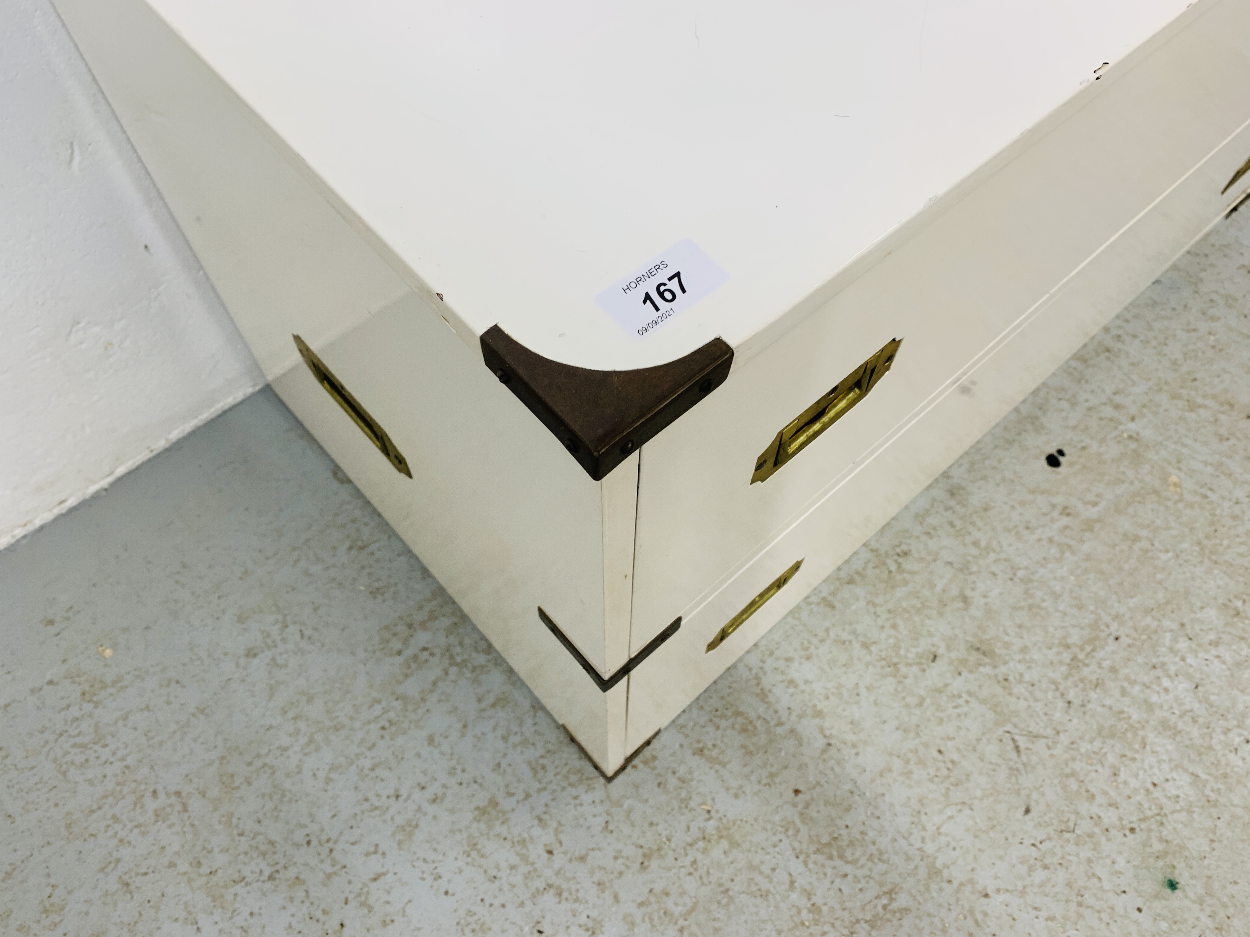 A WHITE PAINTED MILITARY STYLE TWO DRAWER CHEST WITH RETRACTABLE BRASS HANDLES AND BRASS CORNER - Image 6 of 7