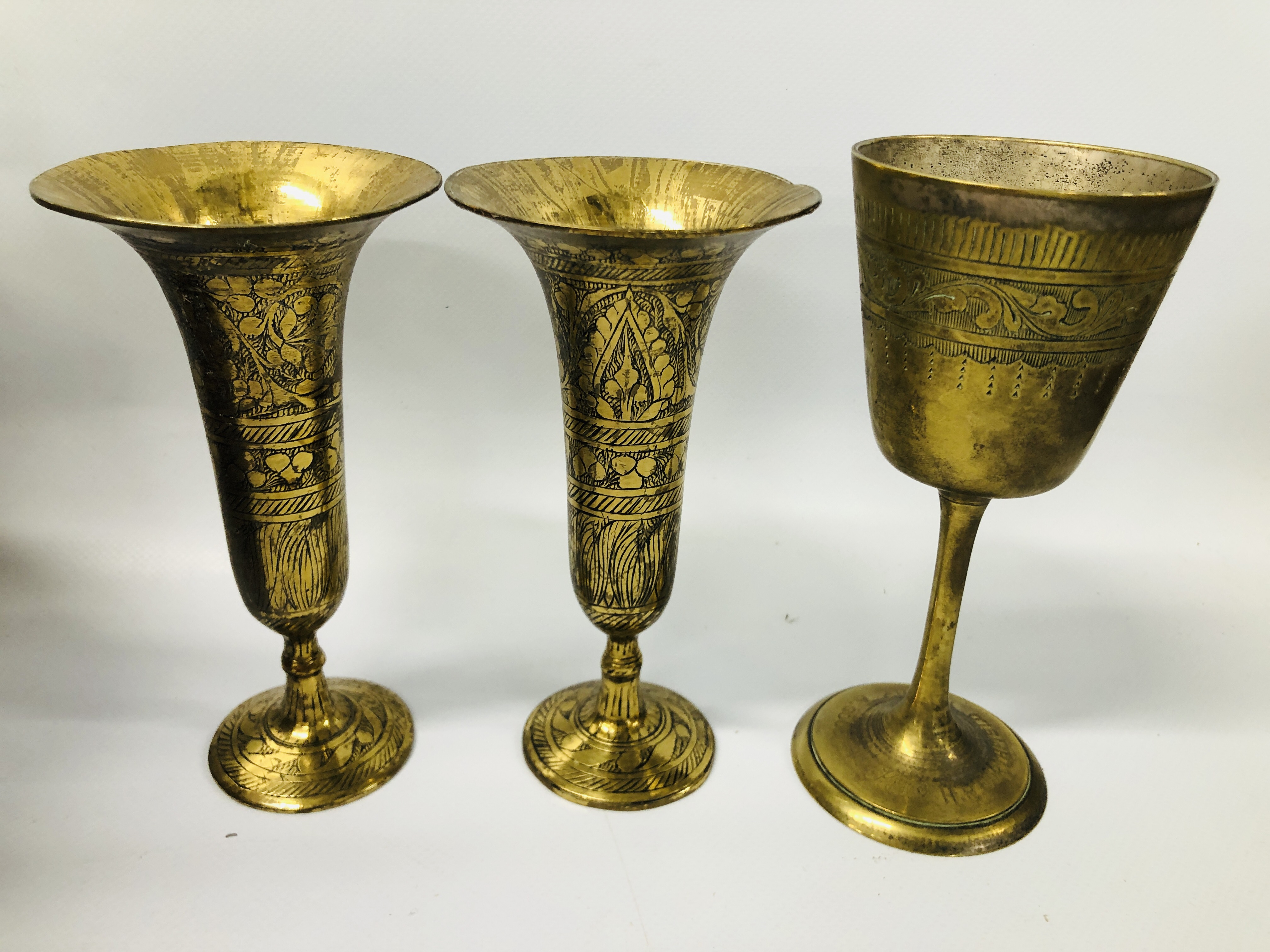 MIXED BRASS AND COPPER TO INCLUDE OIL LAMPS, LAMPS, STOVE, TRIVET, WATERING CAN, SCALES, CUPS, - Image 5 of 27