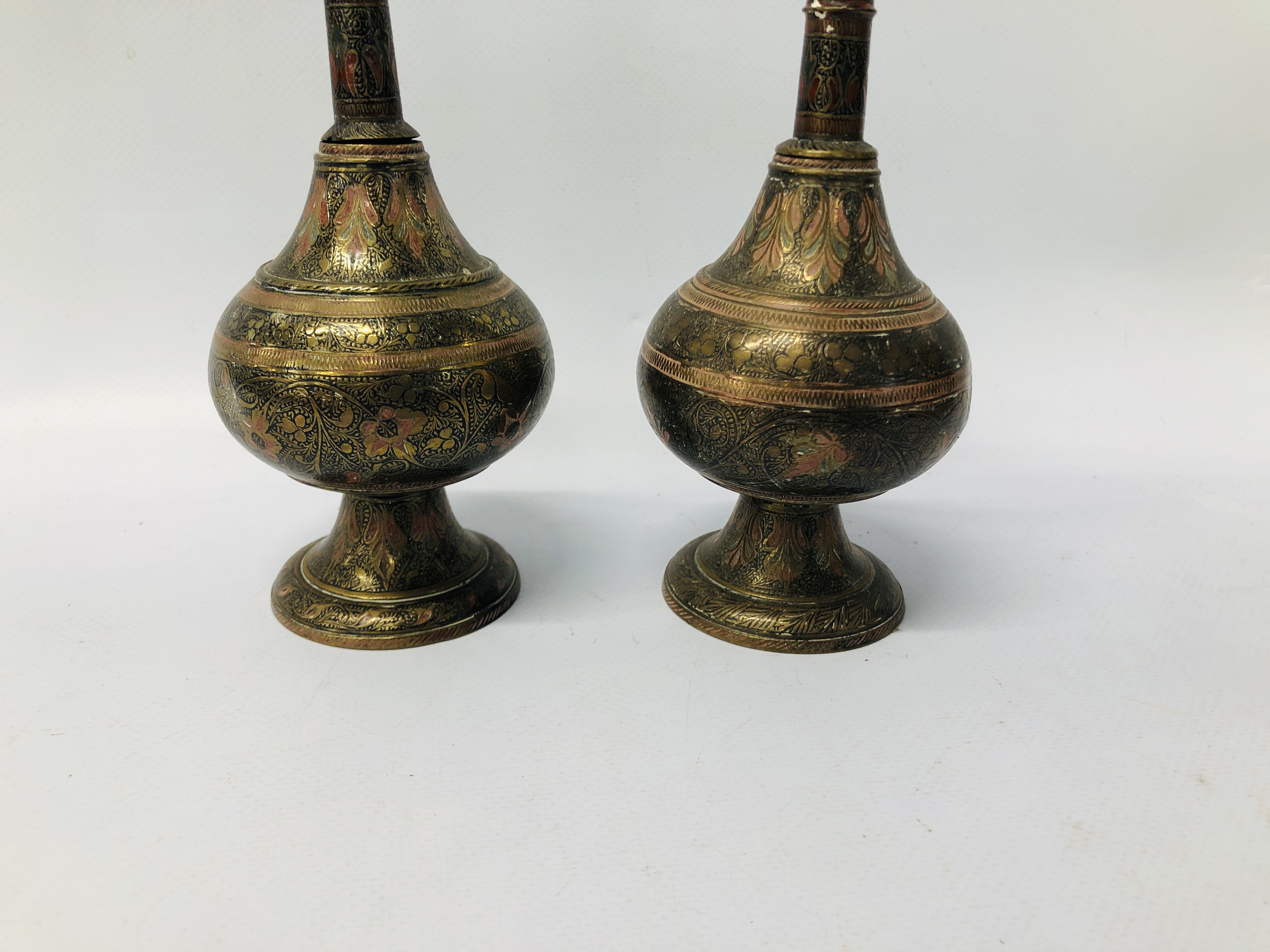 MIXED BRASS AND COPPER TO INCLUDE OIL LAMPS, LAMPS, STOVE, TRIVET, WATERING CAN, SCALES, CUPS, - Image 25 of 27