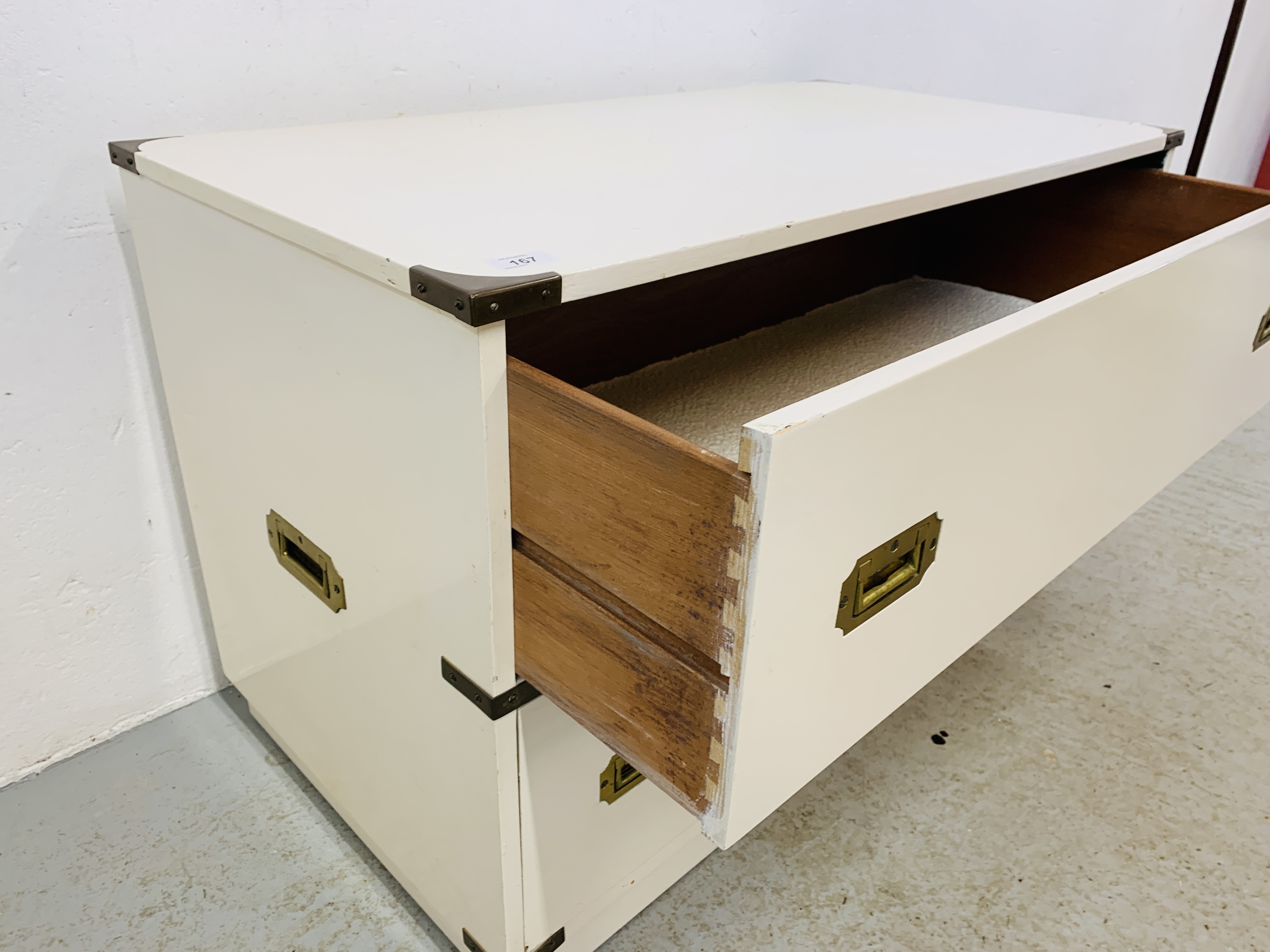 A WHITE PAINTED MILITARY STYLE TWO DRAWER CHEST WITH RETRACTABLE BRASS HANDLES AND BRASS CORNER - Image 7 of 7