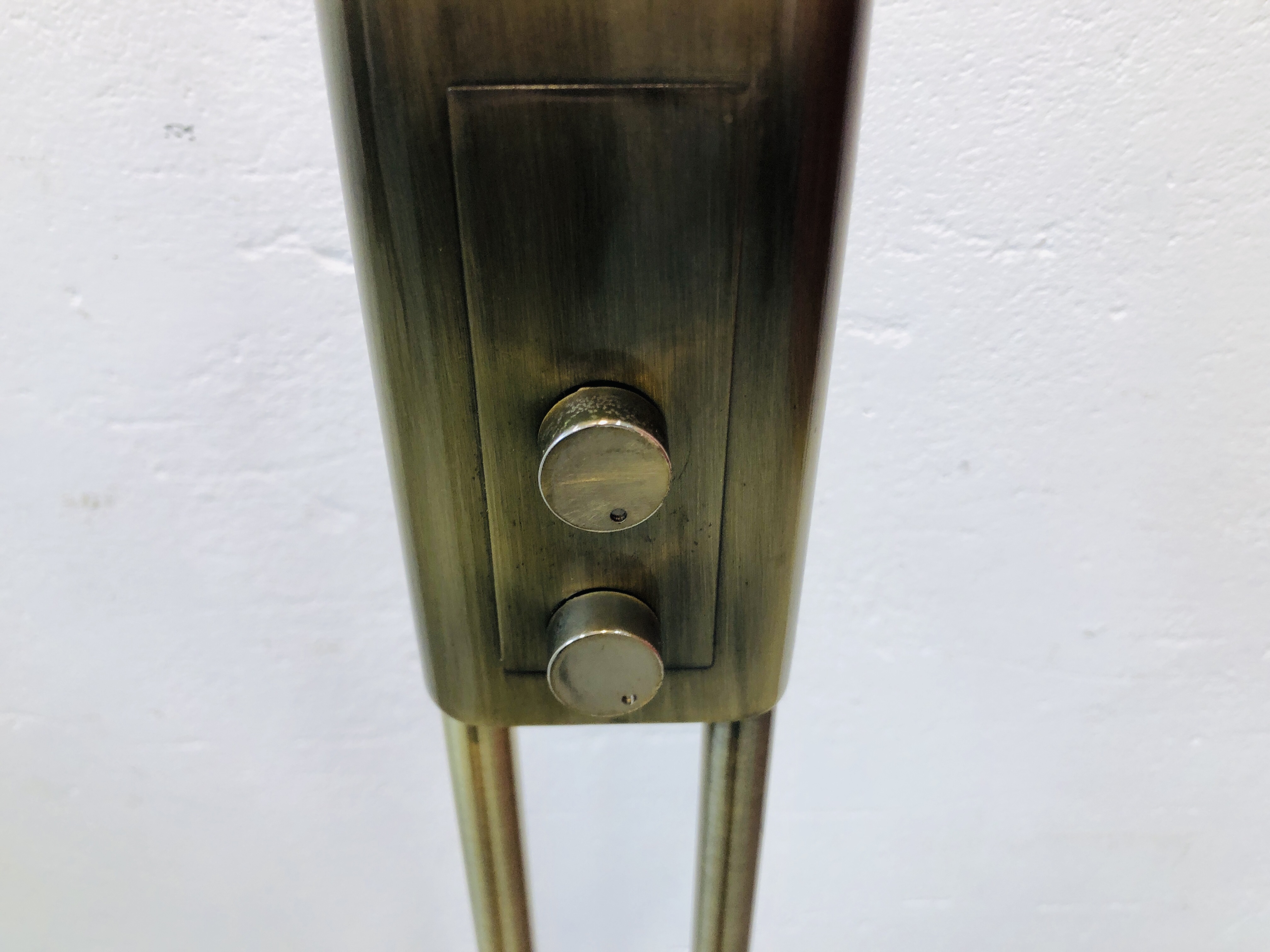 A MODERN BRASS FINISH UPLIGHTER WITH ADJUSTABLE READING LAMP - SOLD AS SEEN - Image 4 of 8