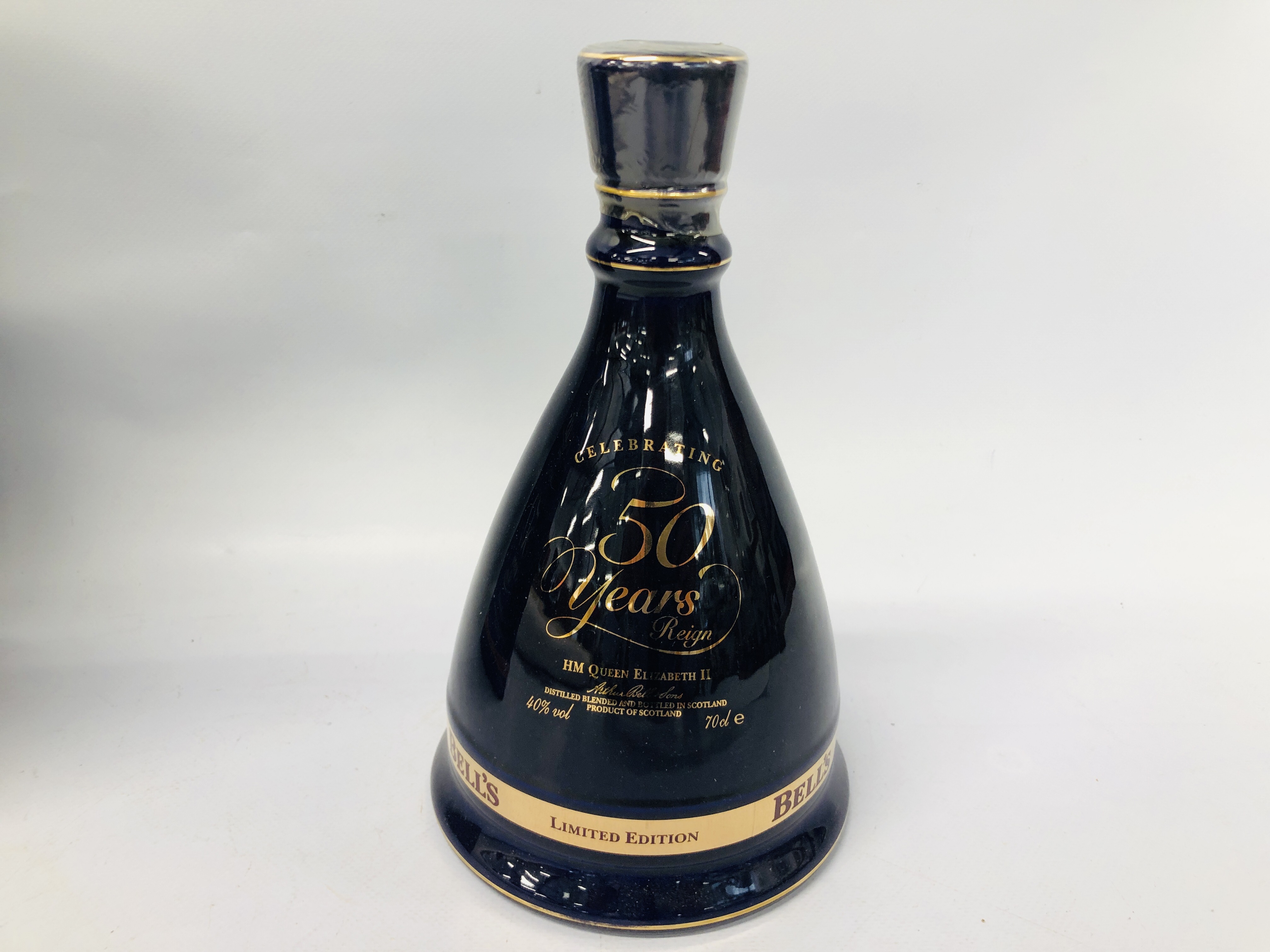 BELLS EXTRA SPECIAL OLD SCOTCH WHISKY LIMITED EDITION GOLD JUBILEE DECANTER 70CL (BOXED) - Image 2 of 4