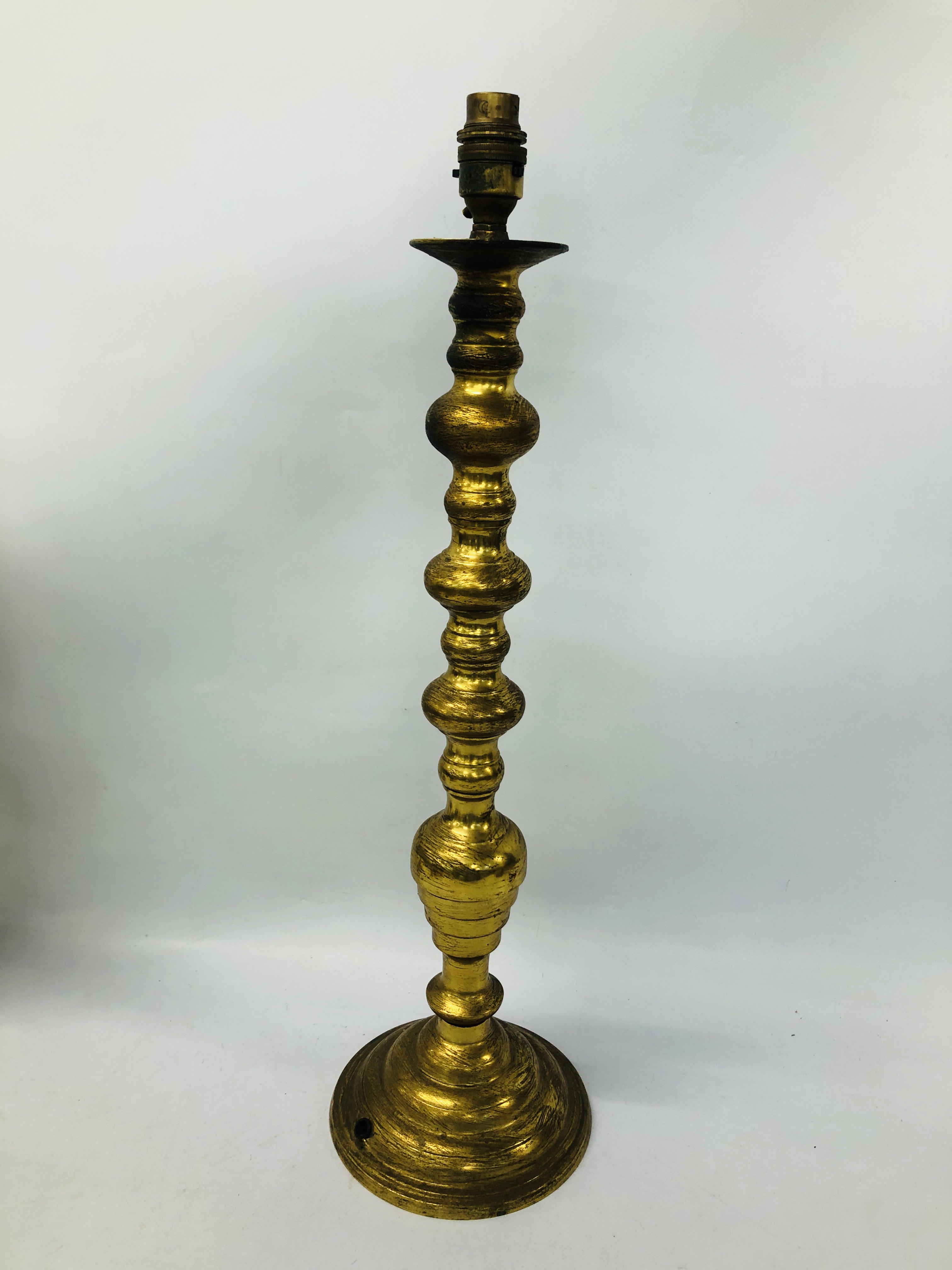 MIXED BRASS AND COPPER TO INCLUDE OIL LAMPS, LAMPS, STOVE, TRIVET, WATERING CAN, SCALES, CUPS, - Image 20 of 27