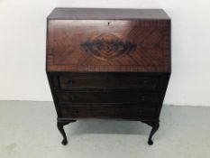 A MAHOGANY 3 DRAWER WRITING BUREAU, STANDING ON QUEEN ANNE STYLE LEG WITH FITTED INTERIOR,