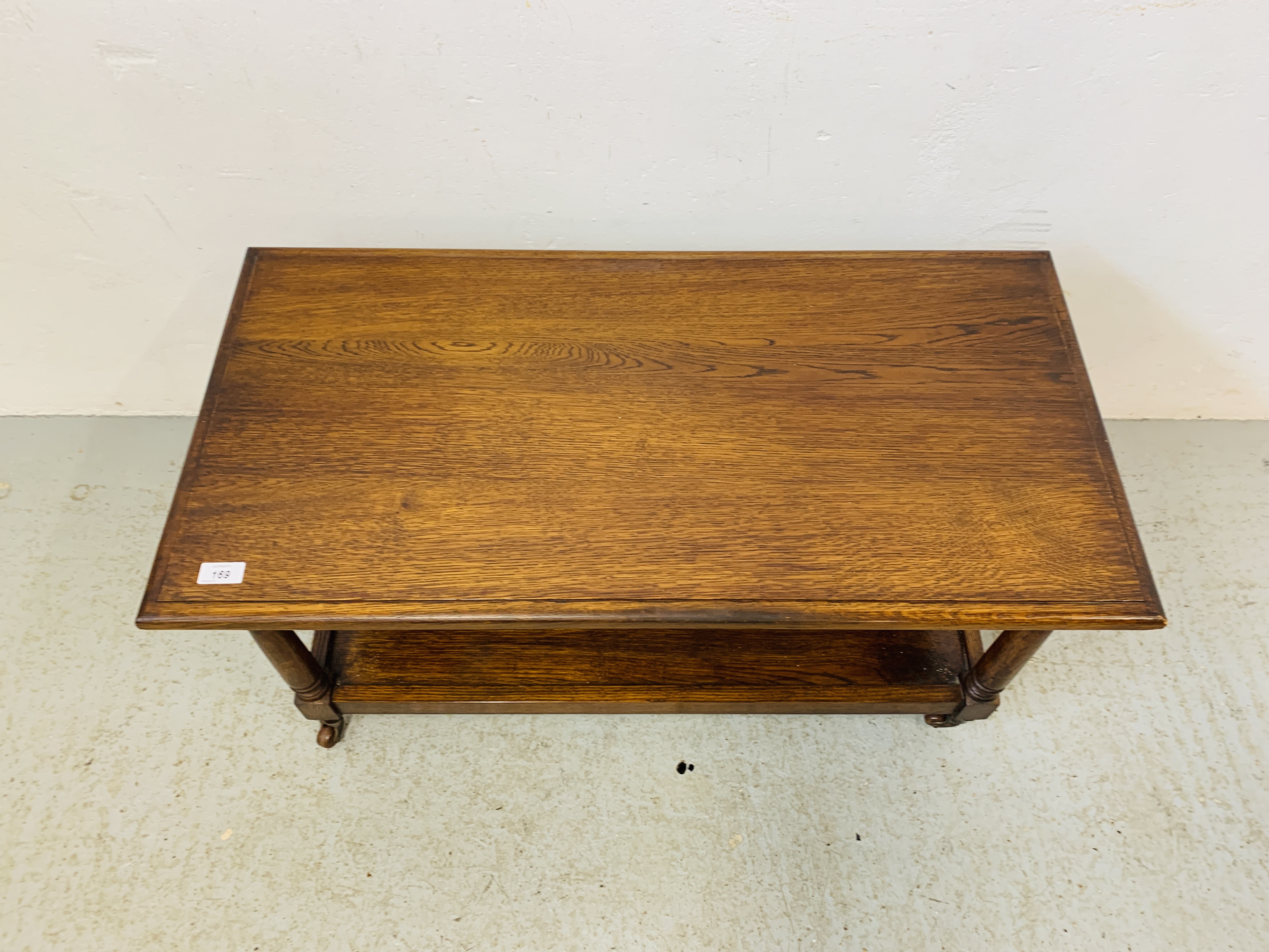 A GOOD QUALITY SOLID OAK TWO TIER COFFEE TABLE - W 92CM. D 46CM. H 47CM. - Image 2 of 7