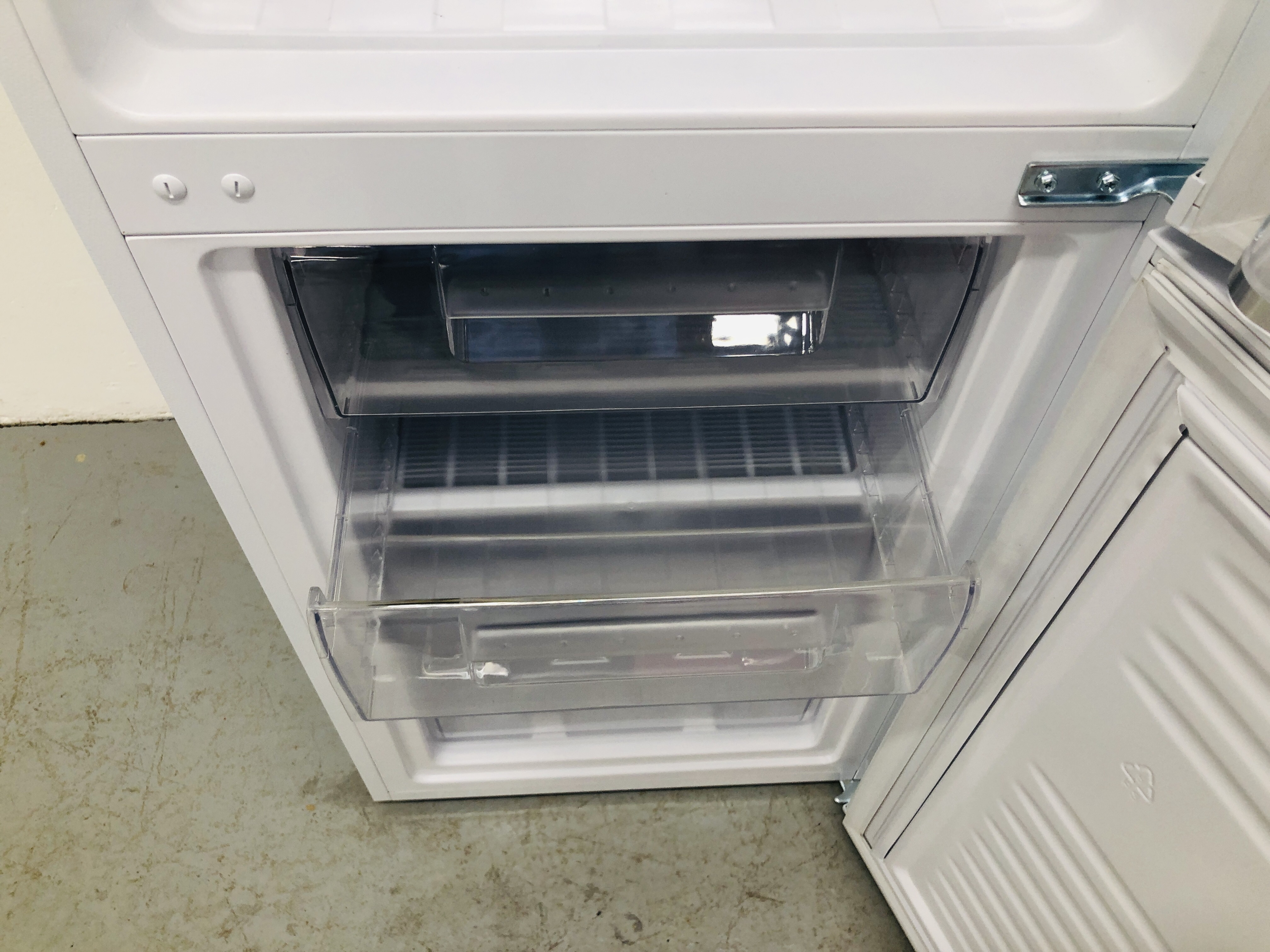 A HOOVER FRIDGE FREEZER - SOLD AS SEEN - Image 5 of 8