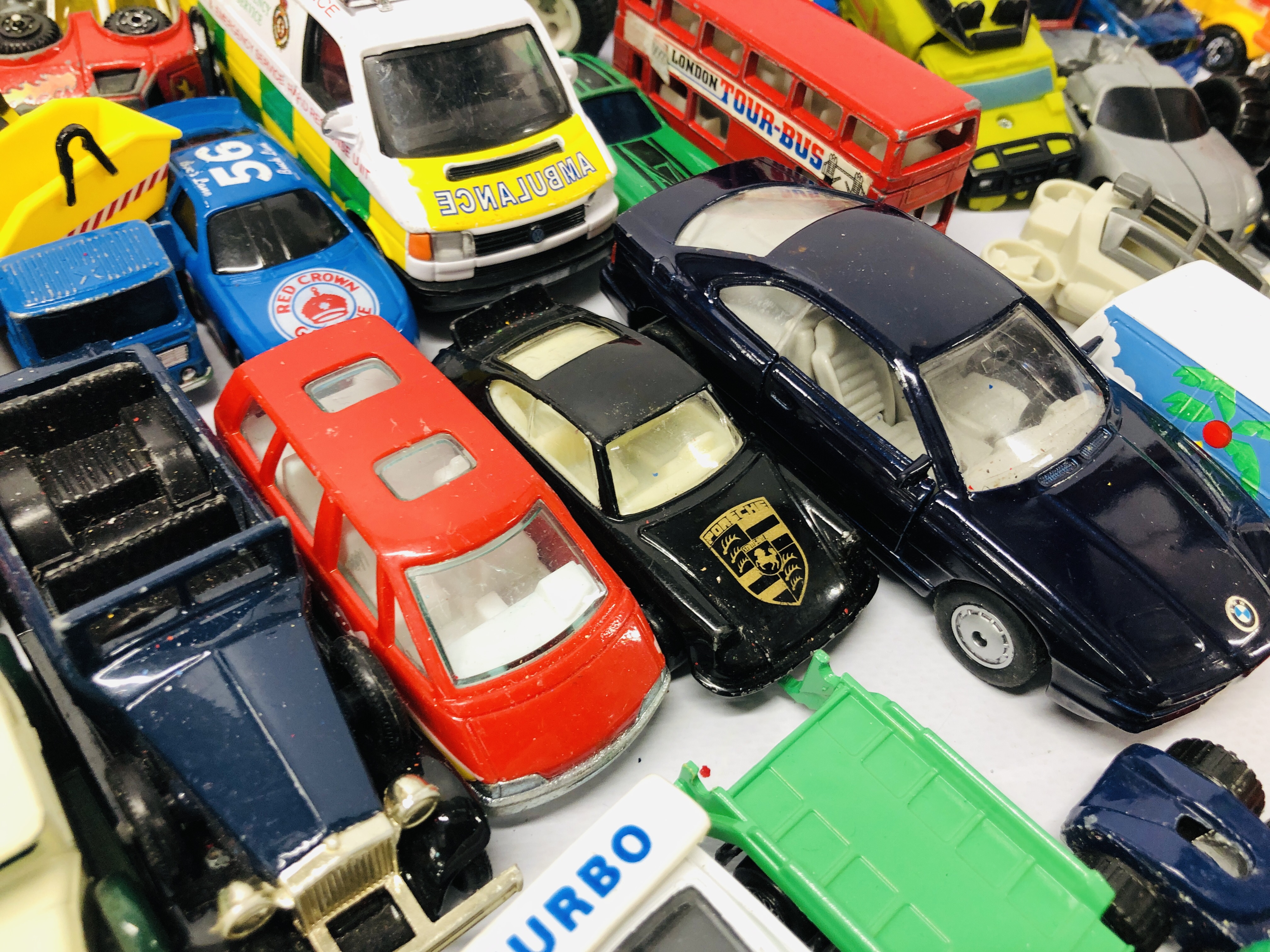 BOX CONTAINING LARGE QTY MIXED DIE CAST VEHICLES, TO INCLUDE CORGI, MATCHBOX, - Image 11 of 13