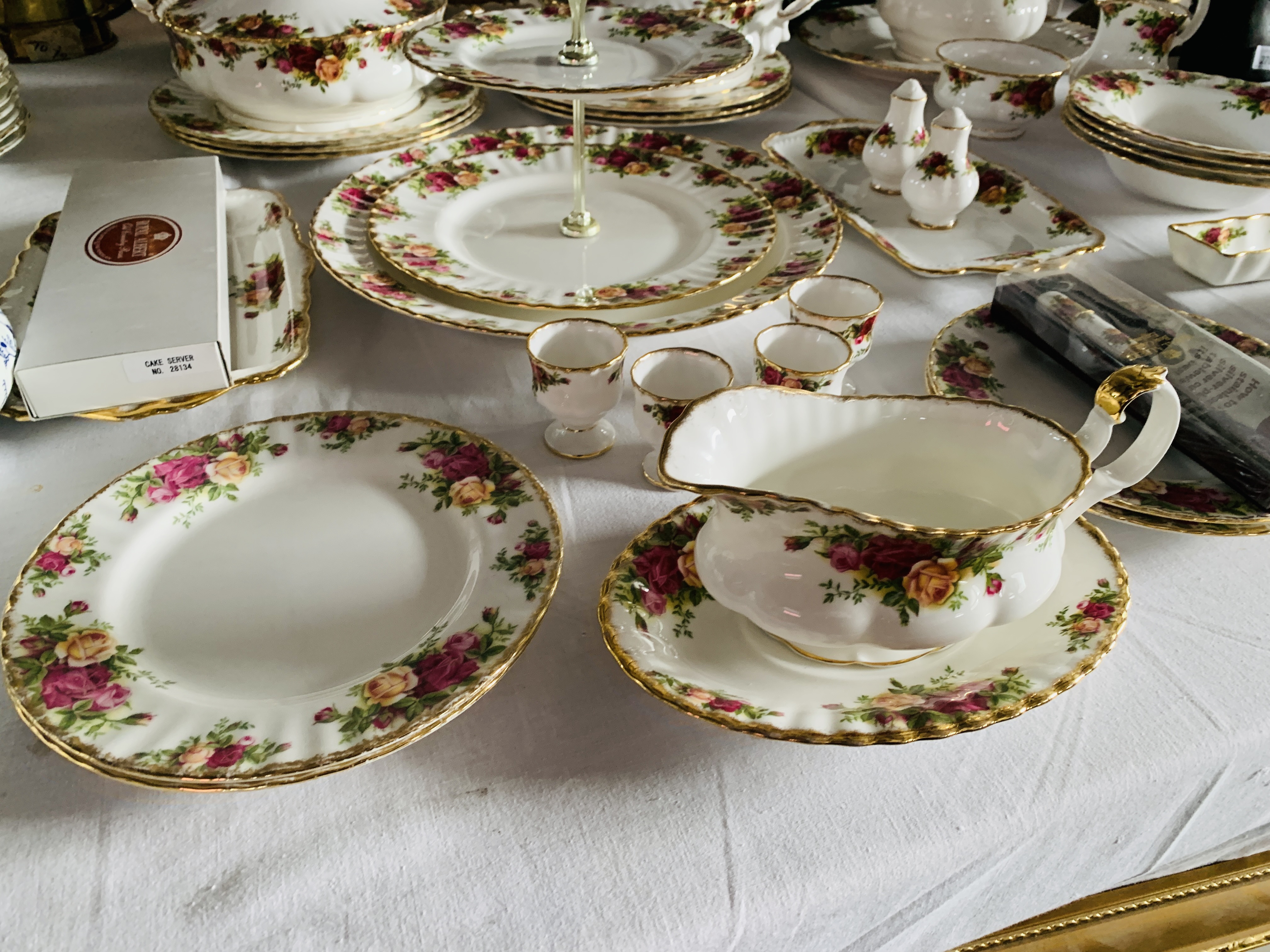 COLLECTION OF APPROX 37 PIECES OF ROYAL ALBERT OLD COUNTRY ROSES TO INCLUDE TEA POT, SUGAR AND MILK, - Image 3 of 8