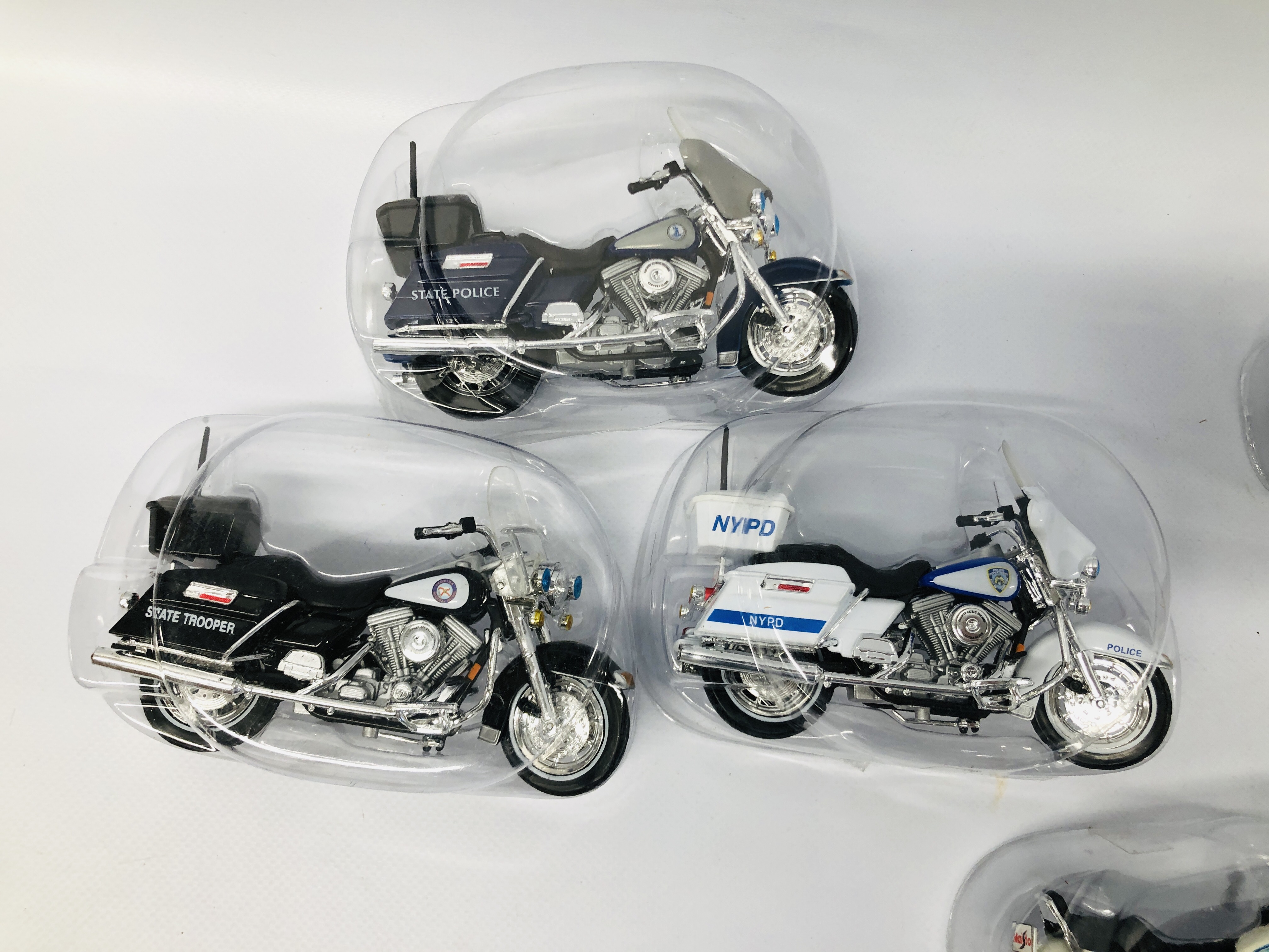 A COMPLETE SET OF 24 HARLEY DAVIDSON MODEL MOTORCYCLES "THE LEGENDS COLLECTION" - Image 7 of 9