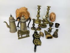 BOX OF ASSORTED METAL WARE TO INCLUDE A PAIR OF HEAVY BRASS CANDLE STICKS, COPPER JELLY MOULDS,