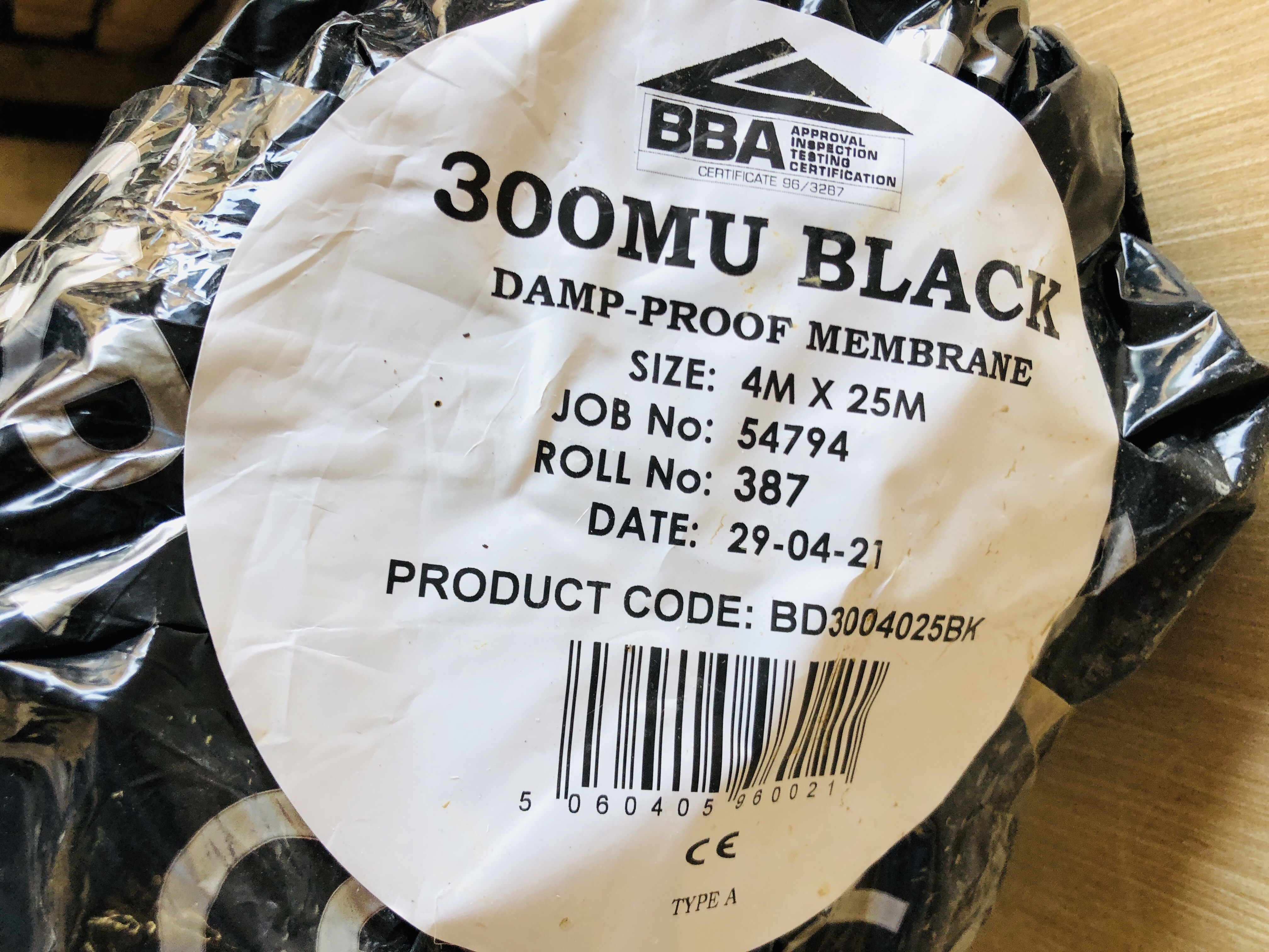 4M X 25M ROLL OF 300MU BLACK DAMP PROOF MEMBRANE - Image 2 of 2