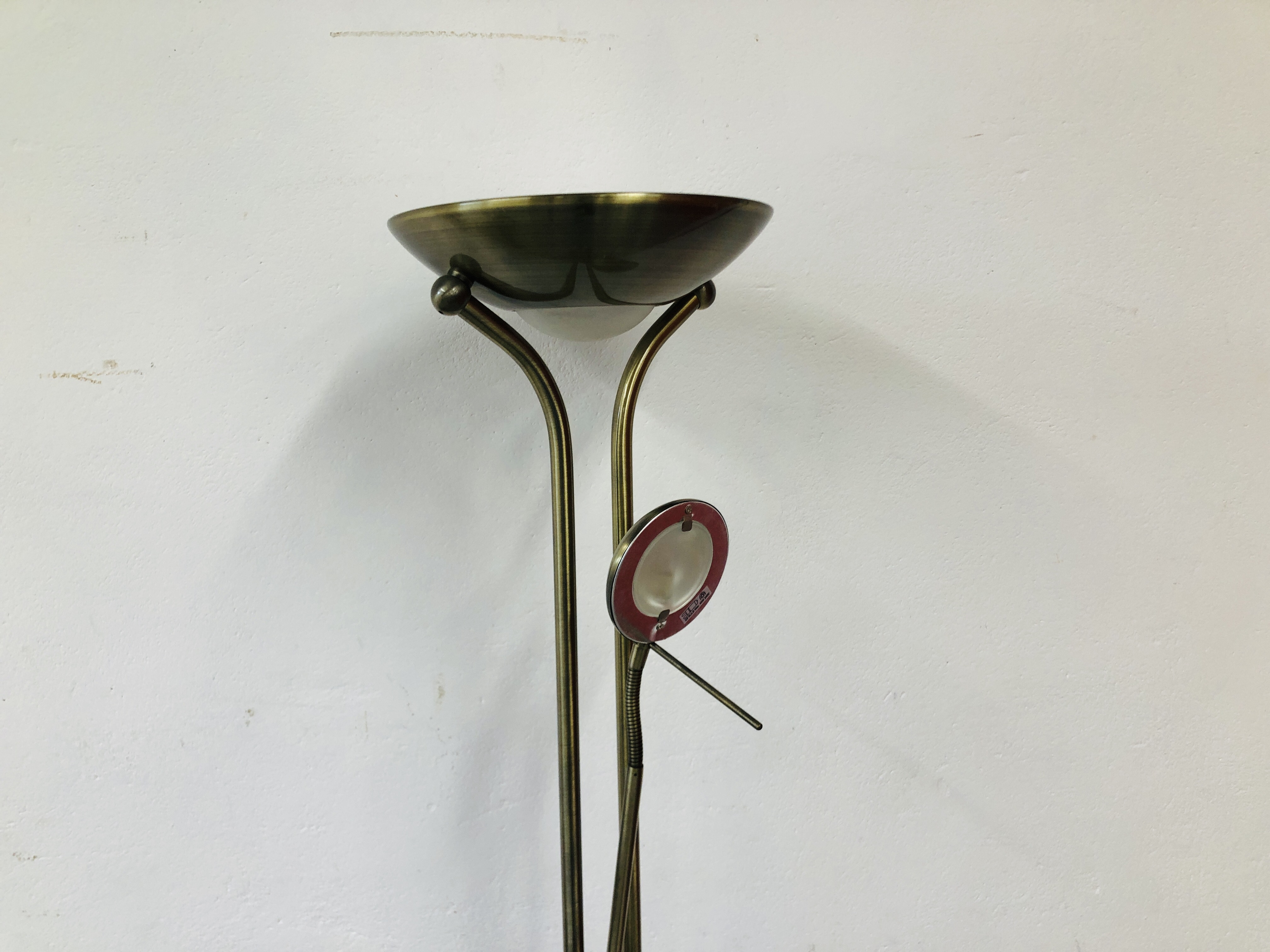 A MODERN BRASS FINISH UPLIGHTER WITH ADJUSTABLE READING LAMP - SOLD AS SEEN - Image 8 of 8