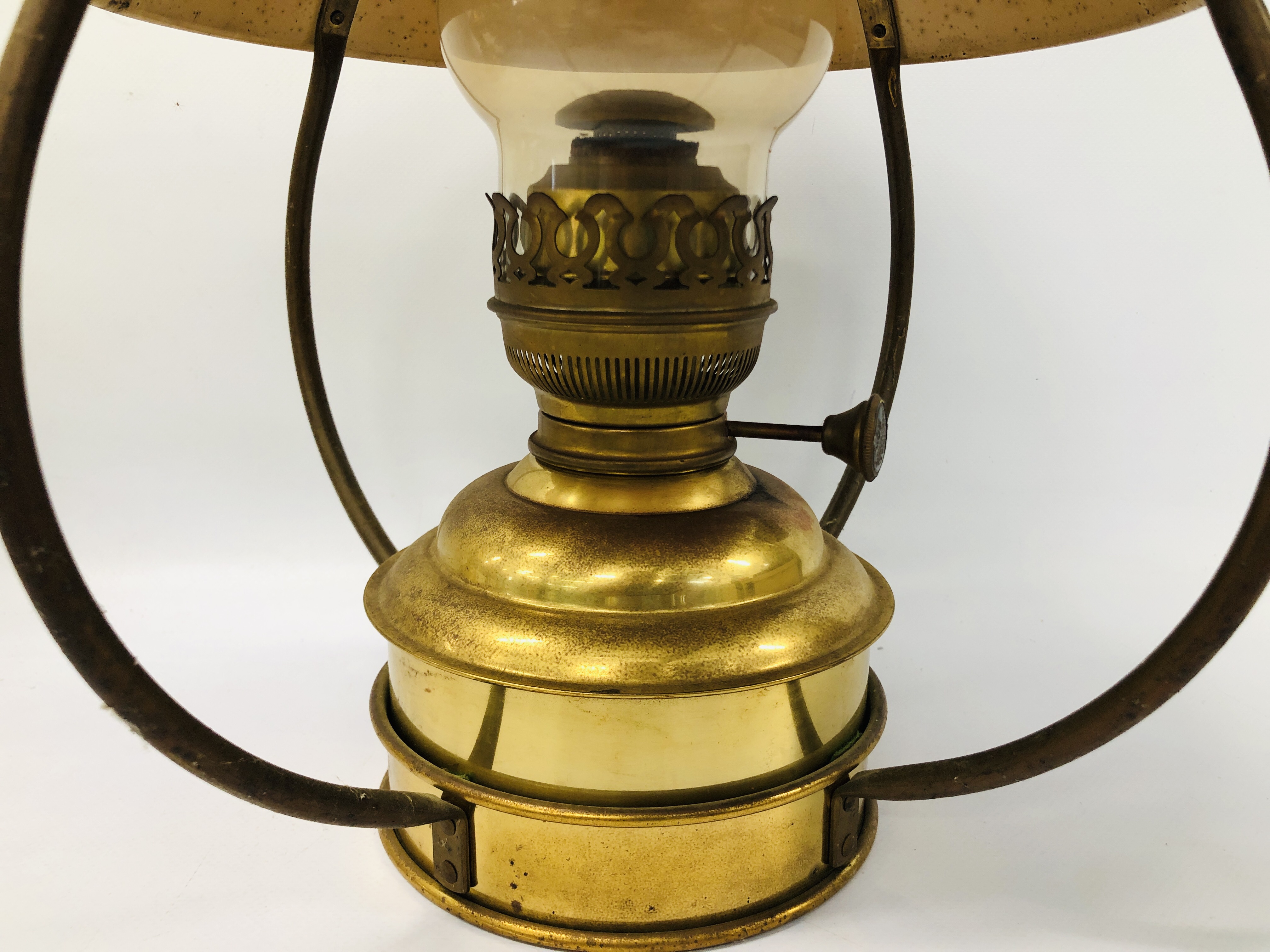 MIXED BRASS AND COPPER TO INCLUDE OIL LAMPS, LAMPS, STOVE, TRIVET, WATERING CAN, SCALES, CUPS, - Image 12 of 27