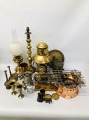 MIXED BRASS AND COPPER TO INCLUDE OIL LAMPS, LAMPS, STOVE, TRIVET, WATERING CAN, SCALES, CUPS,