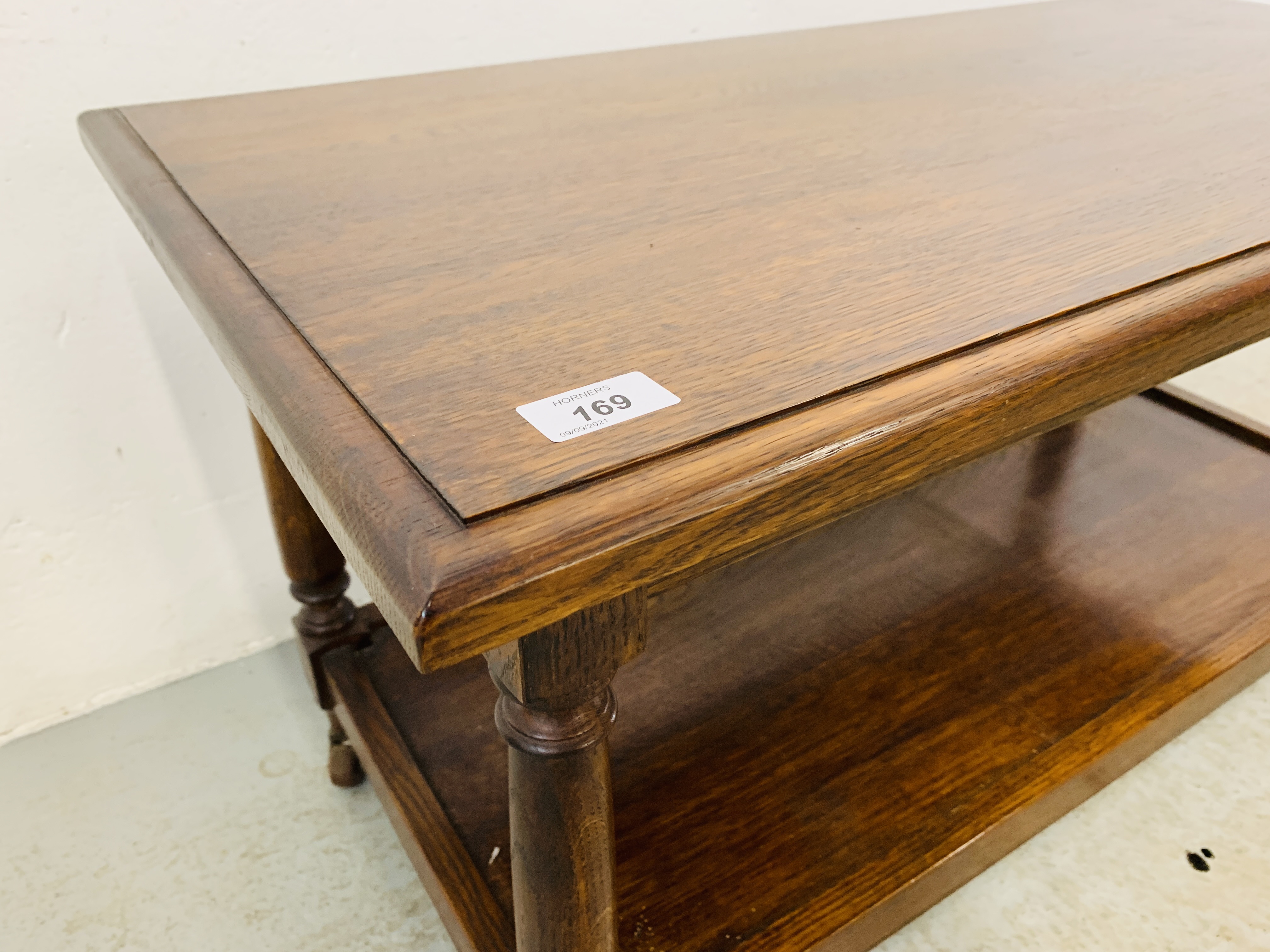 A GOOD QUALITY SOLID OAK TWO TIER COFFEE TABLE - W 92CM. D 46CM. H 47CM. - Image 4 of 7