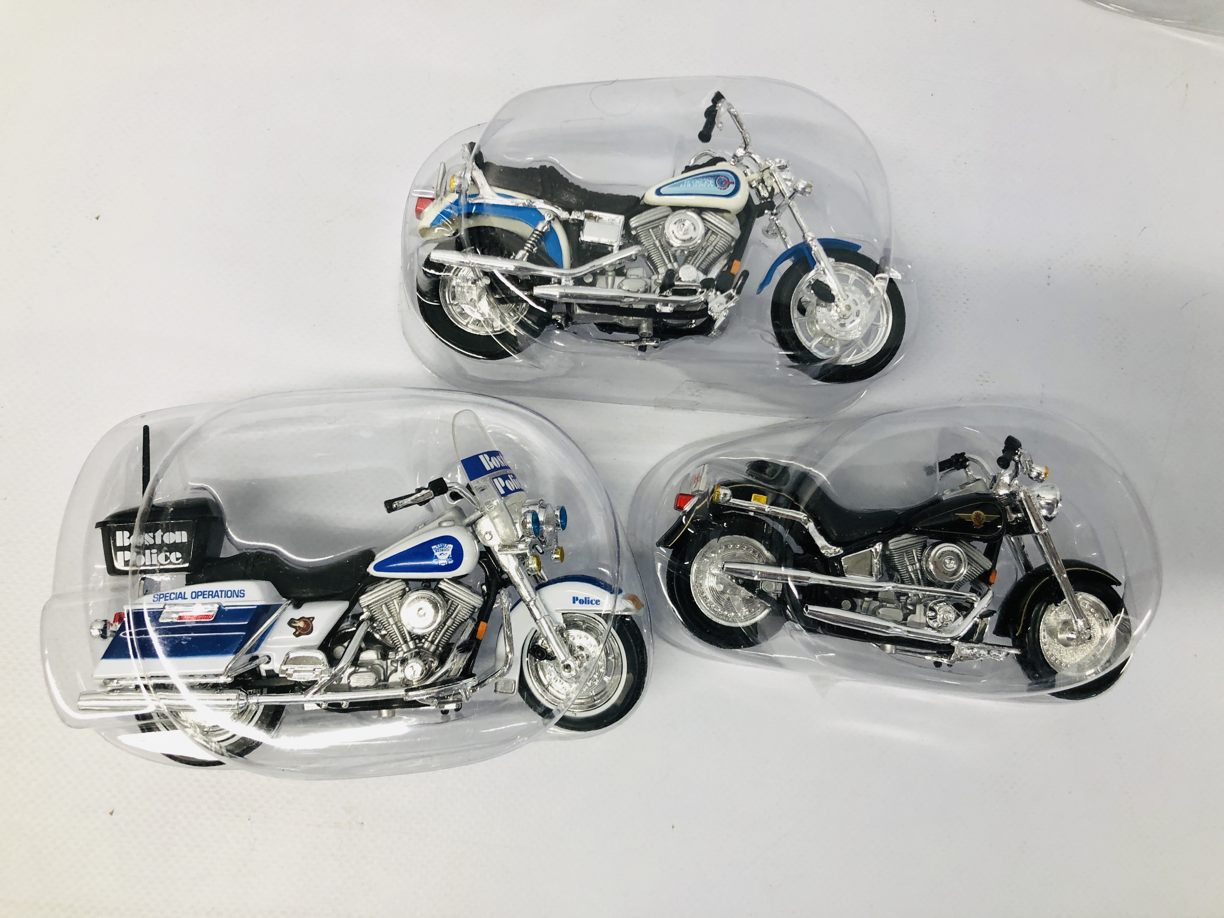 A COMPLETE SET OF 24 HARLEY DAVIDSON MODEL MOTORCYCLES "THE LEGENDS COLLECTION" - Image 8 of 9
