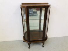 A MAHOGANY GLAZED DISPLAY CABINET WITH MIRRORED BACK AND GLASS SHELVES