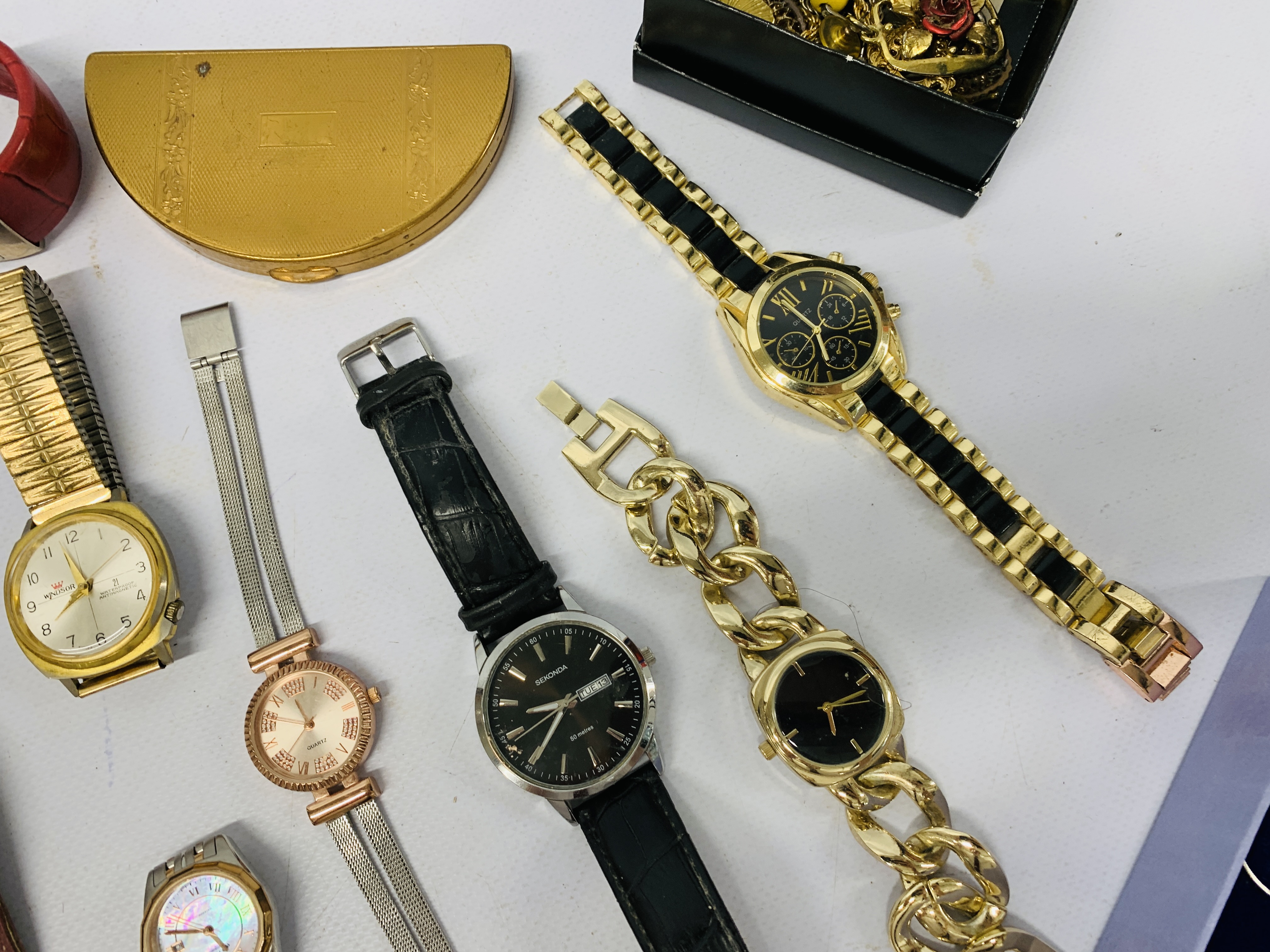 COLLECTION OF ASSORTED COSTUME JEWELLERY AND WATCHES TO INCLUDE CUFFLINKS, DEMI LUNE LADIES COMPACT, - Image 7 of 10