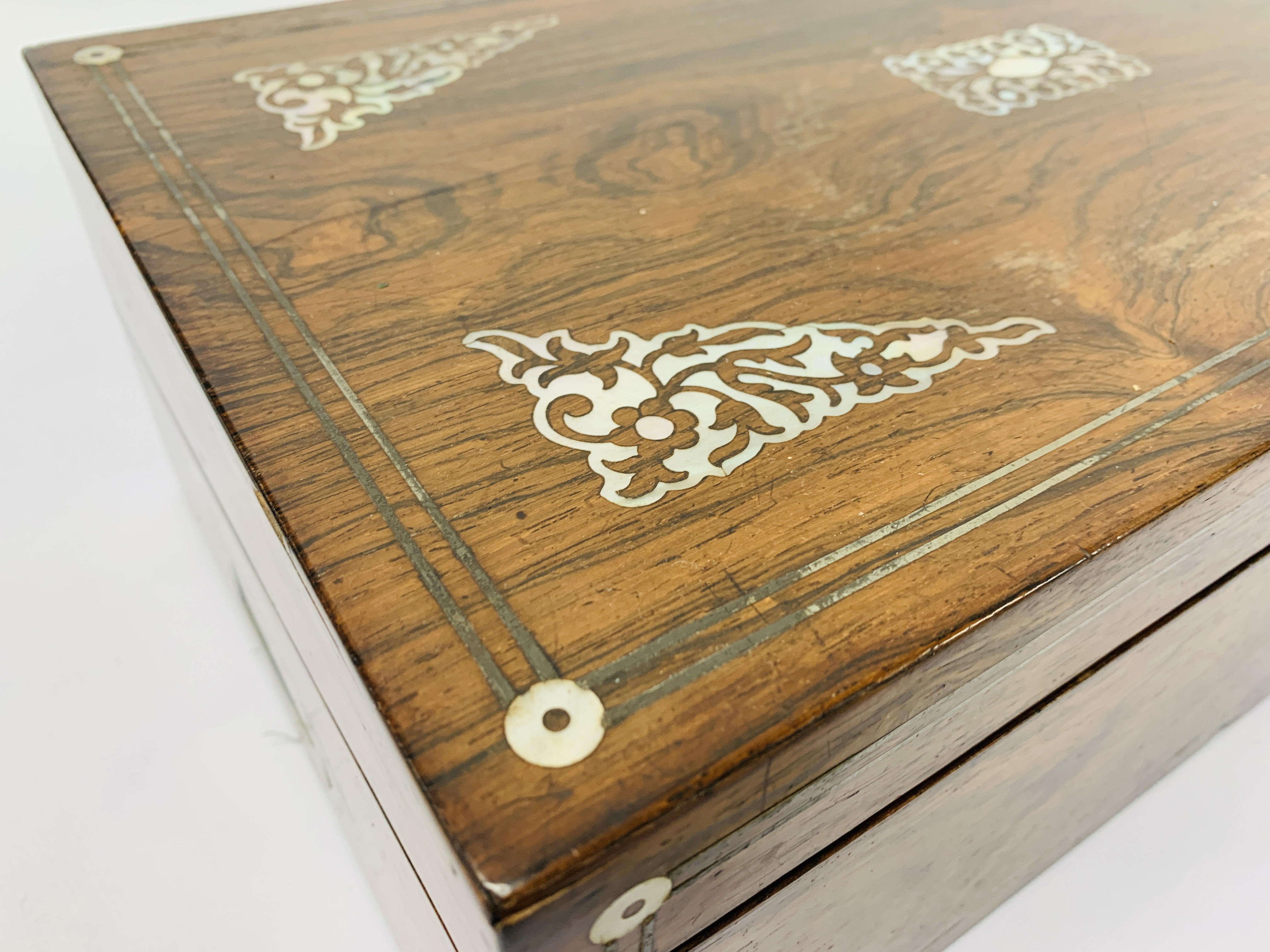 A PERIOD ROSEWOOD WRITING SLOPE WITH MOTHER OF PEARL INLAY - Image 14 of 21