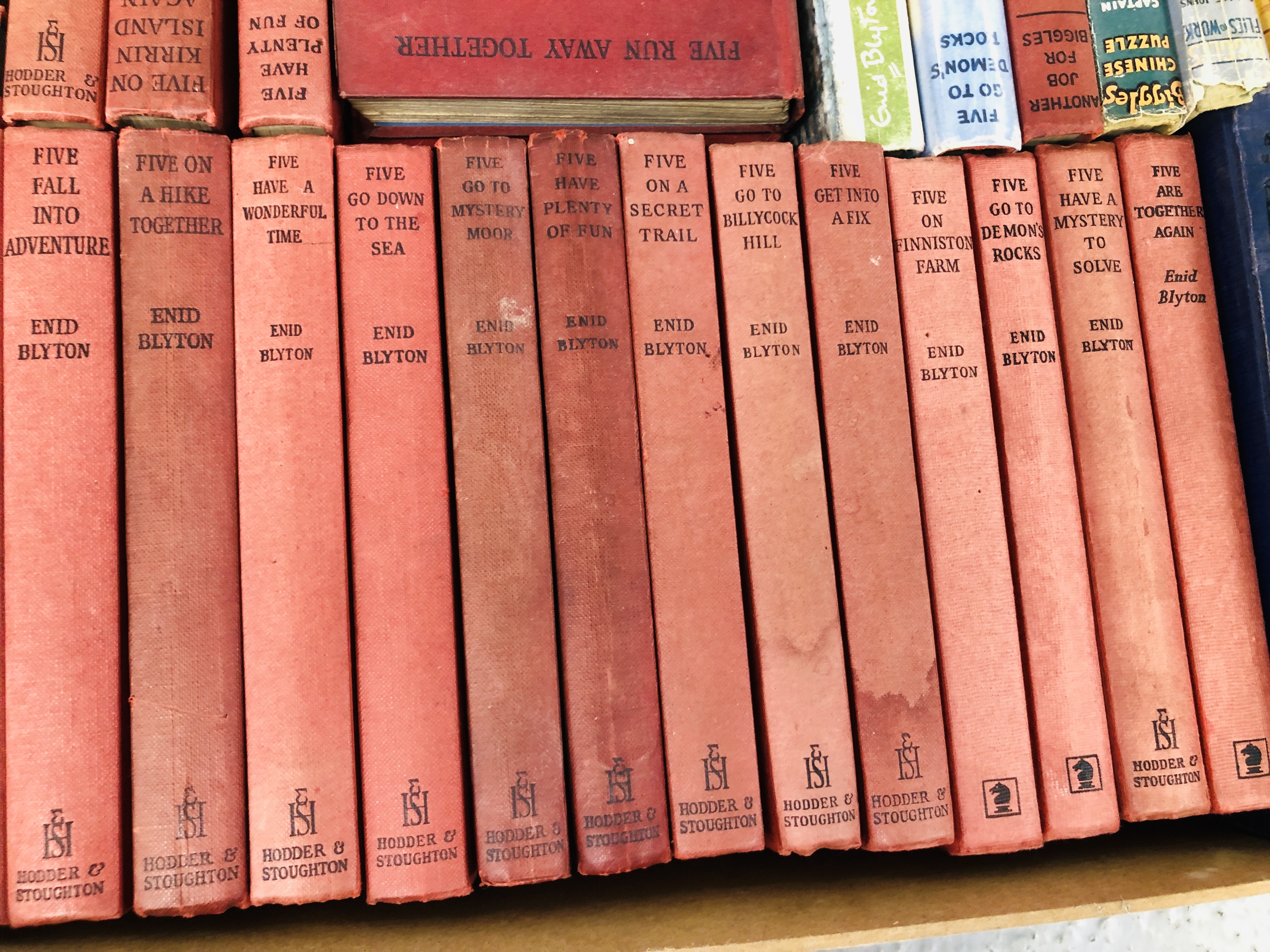 TWO BOXES CONTAINING MIXED BOOKS TO INCLUDE ENID BLYTON, CATHERINE COOKSON ETC. - Image 6 of 9