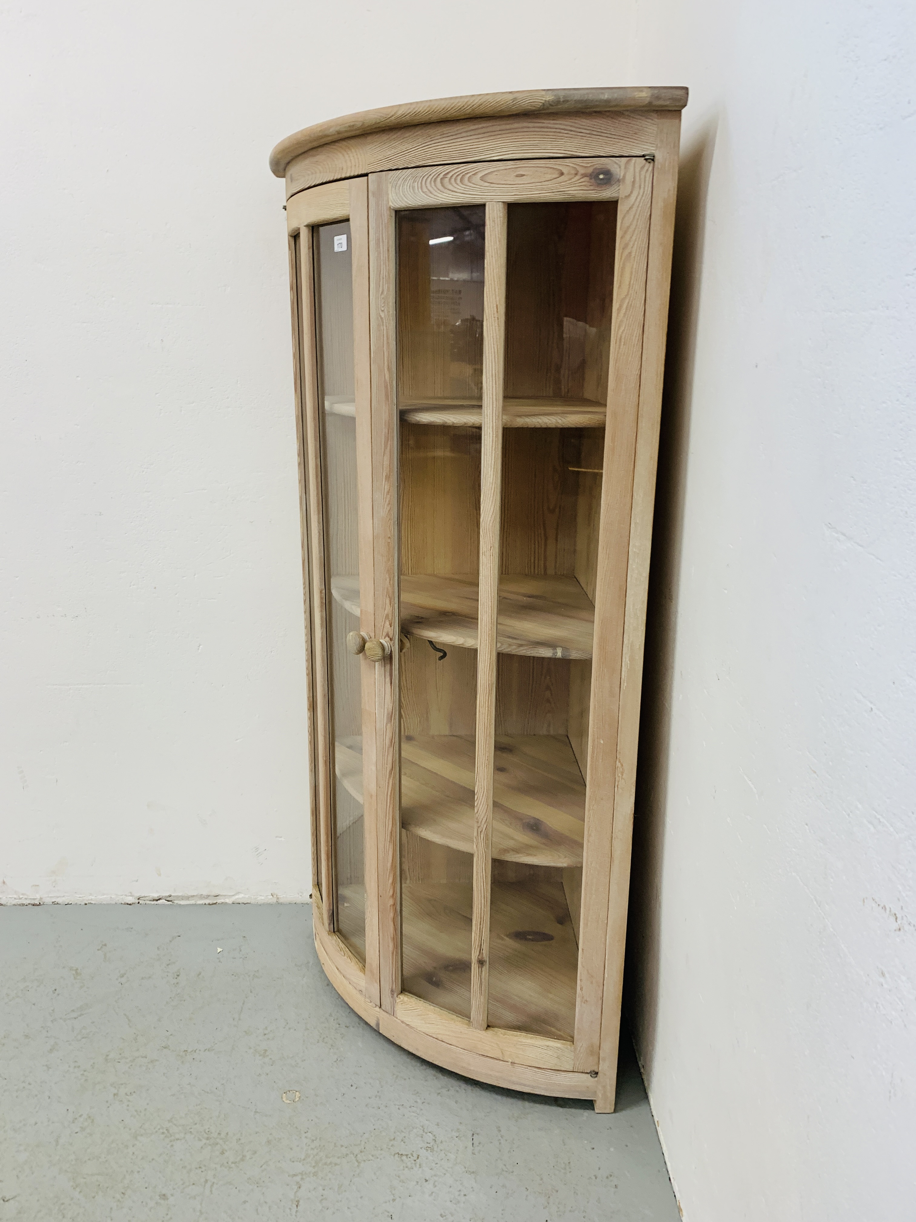 A GOOD QUALITY MODERN LIMED PINE CORNER DISPLAY CABINET MANUFACTURED BY LENO SPAIN - HEIGHT 150CM. - Image 2 of 9