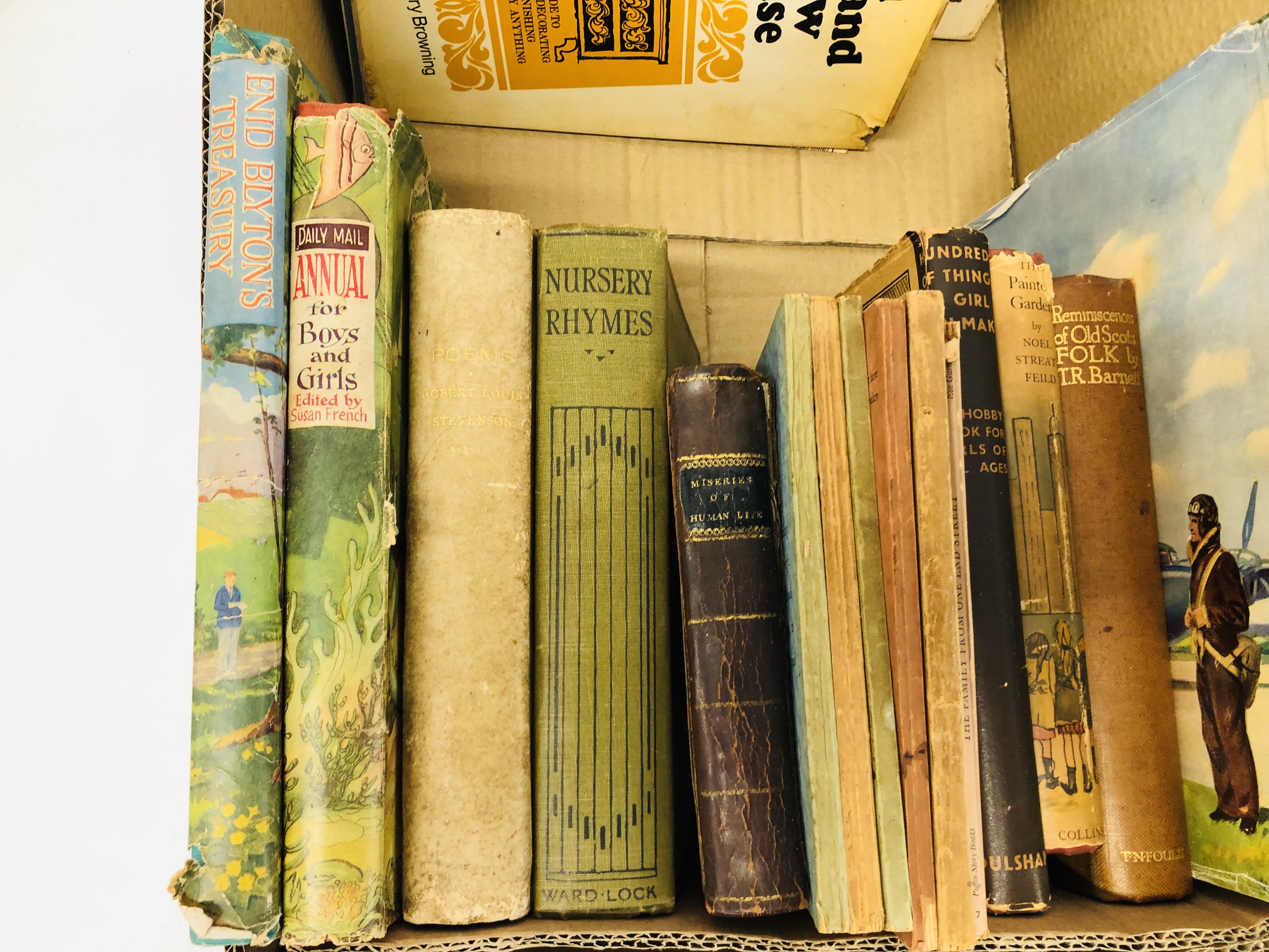 TWO BOXES CONTAINING CHILDREN'S ANNUALS TO INCLUDE DAILY MAIL ANNUAL, ENID BLYTON'S TREASURY, - Image 2 of 9