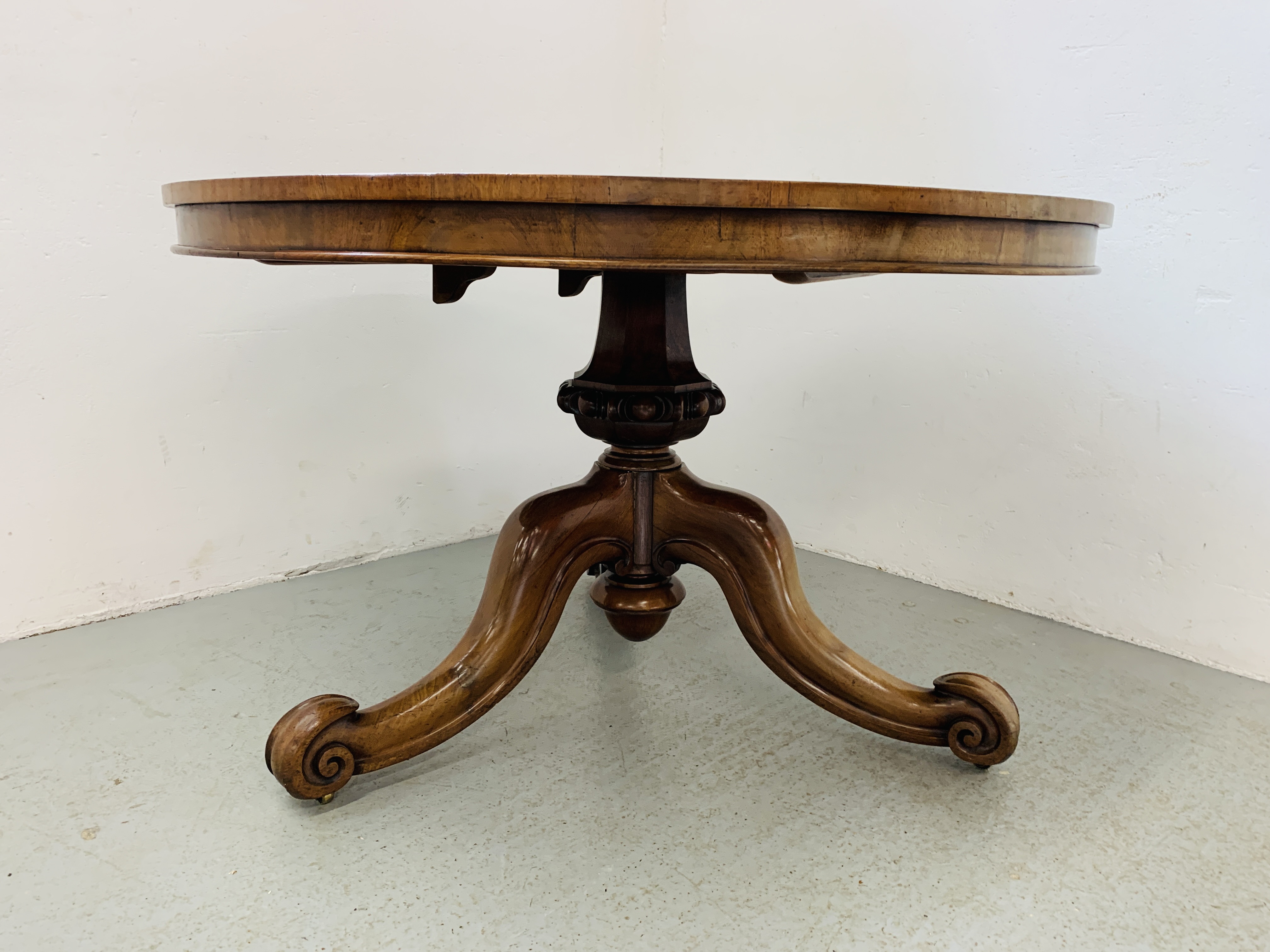 A VICTORIAN MAHOGANY CIRCULAR TOP PEDESTAL TILT TOP DINING TABLE STANDING ON TRIPOD SUPPORT - - Image 3 of 8