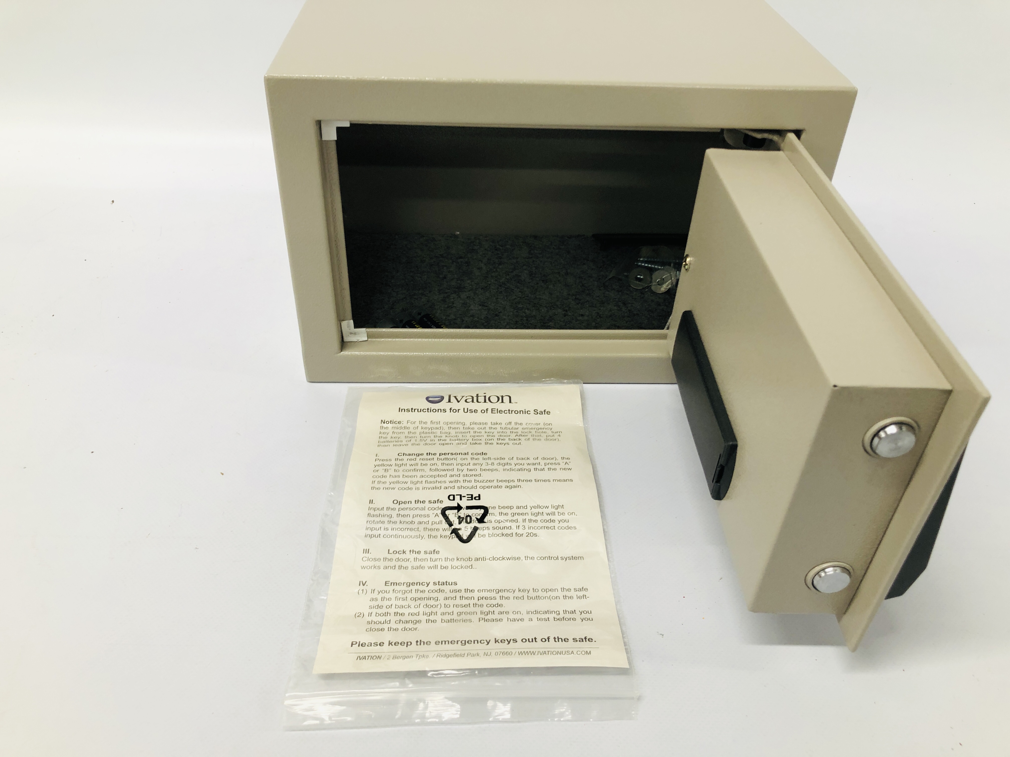 SMALL SAFE COMPLETE WITH KEYS AND ELECTRONIC CODE - 31CM WIDE, 20CM DEEP, - Image 4 of 5