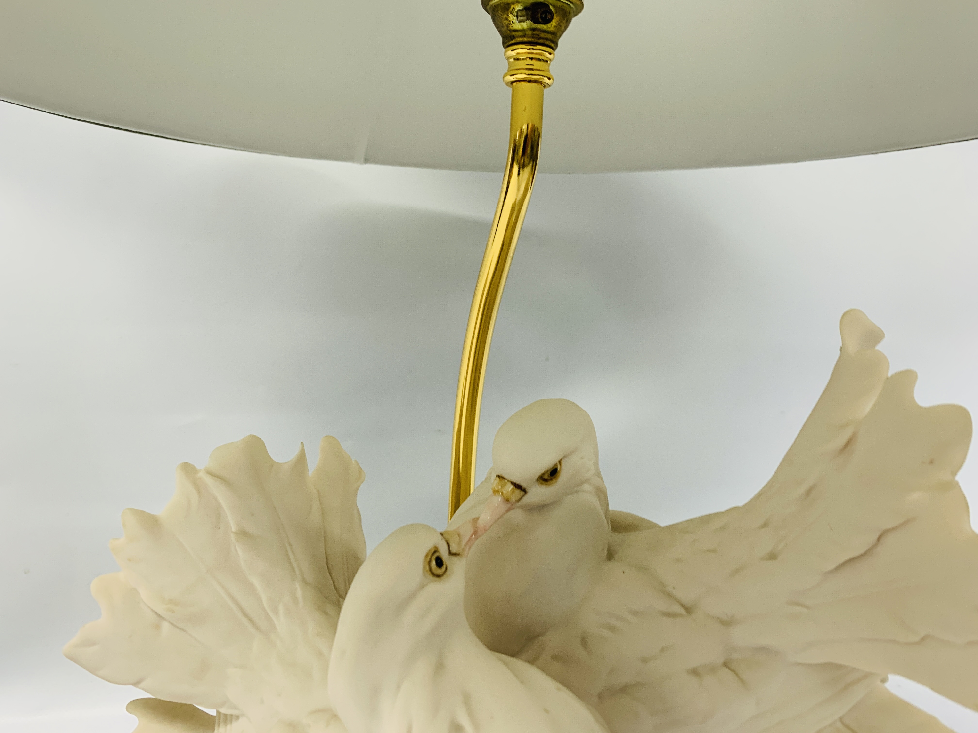 A FLORENCE TABLE LAMP IN THE FORM OF DOVES - SOLD AS SEEN - Image 4 of 5
