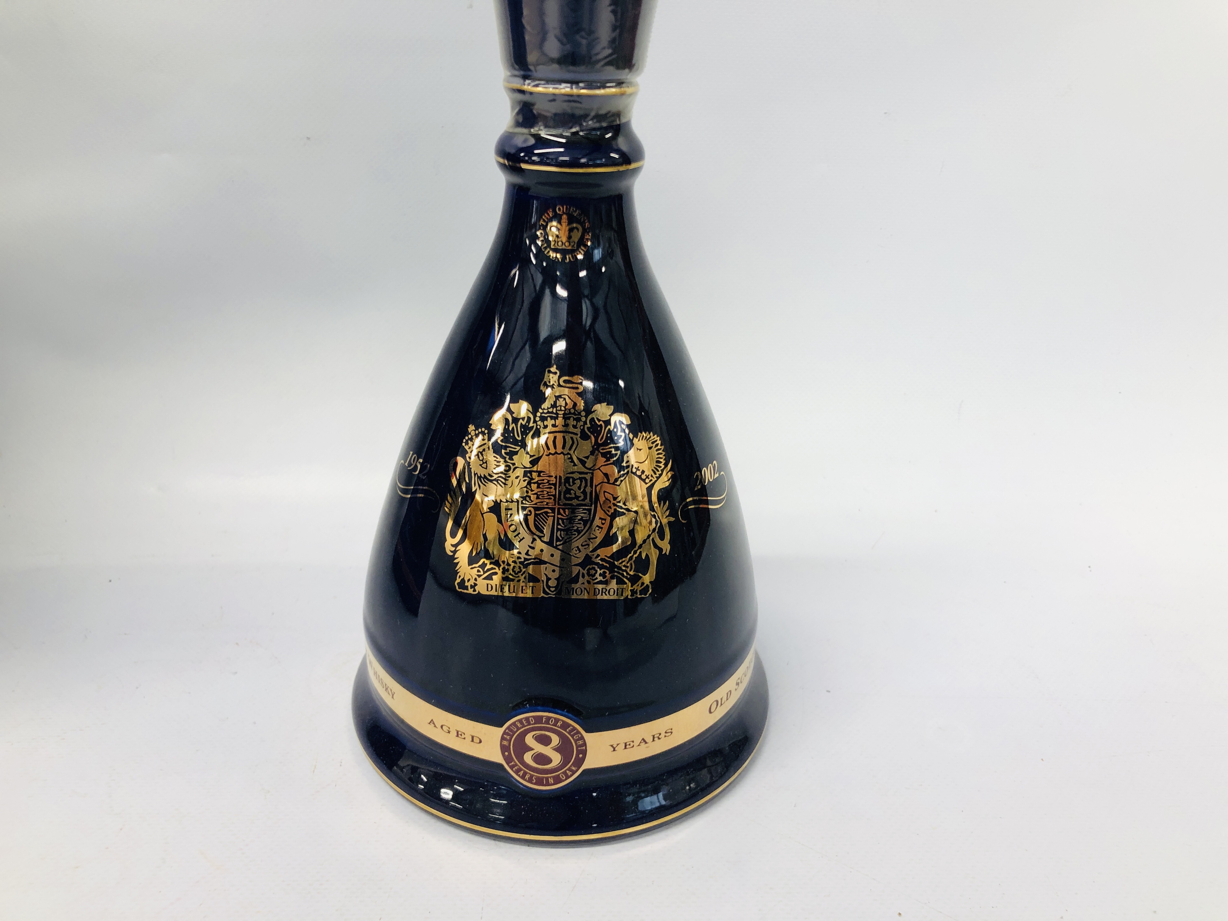 BELLS EXTRA SPECIAL OLD SCOTCH WHISKY LIMITED EDITION GOLD JUBILEE DECANTER 70CL (BOXED) - Image 3 of 4
