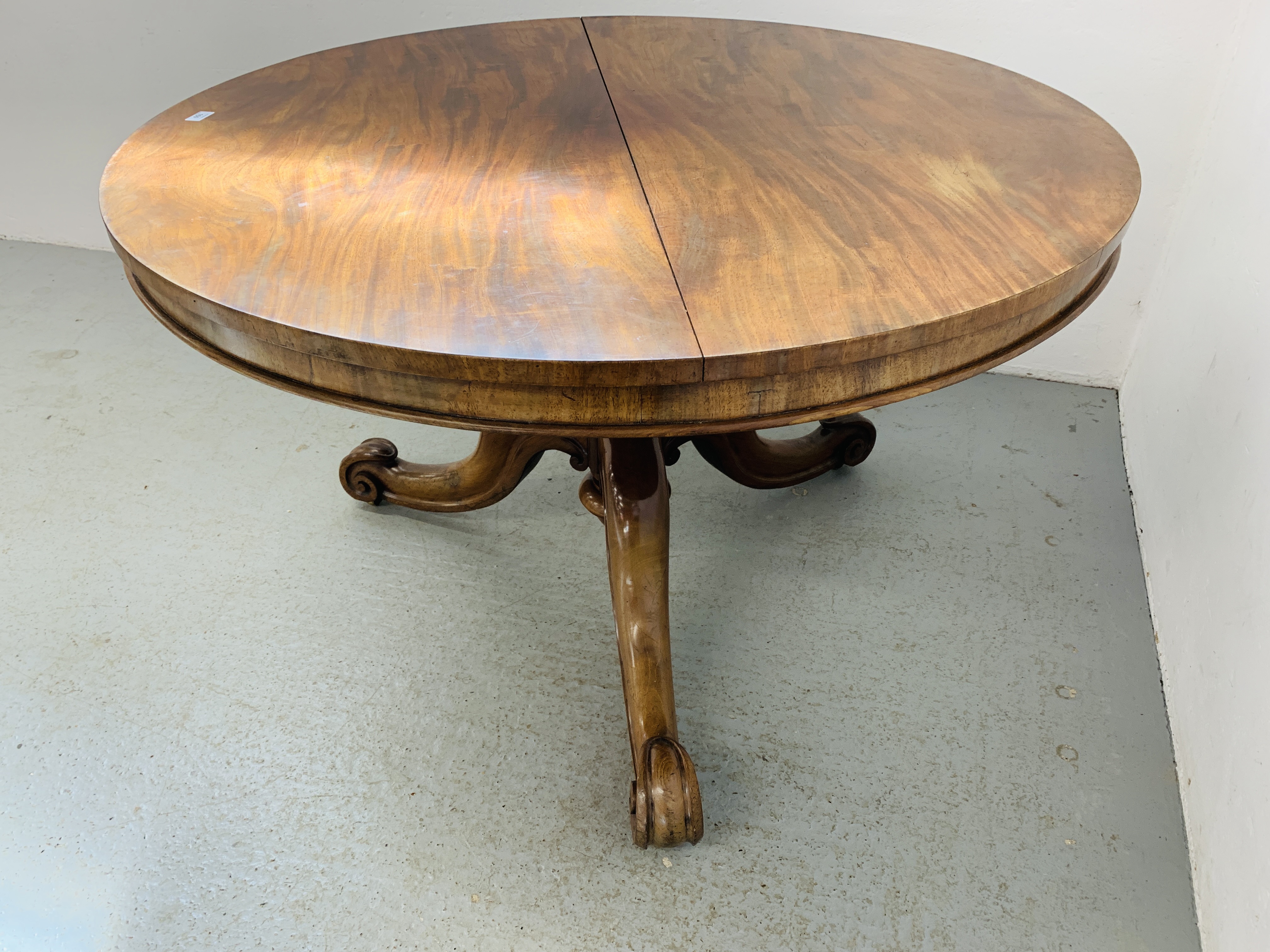 A VICTORIAN MAHOGANY CIRCULAR TOP PEDESTAL TILT TOP DINING TABLE STANDING ON TRIPOD SUPPORT - - Image 6 of 8