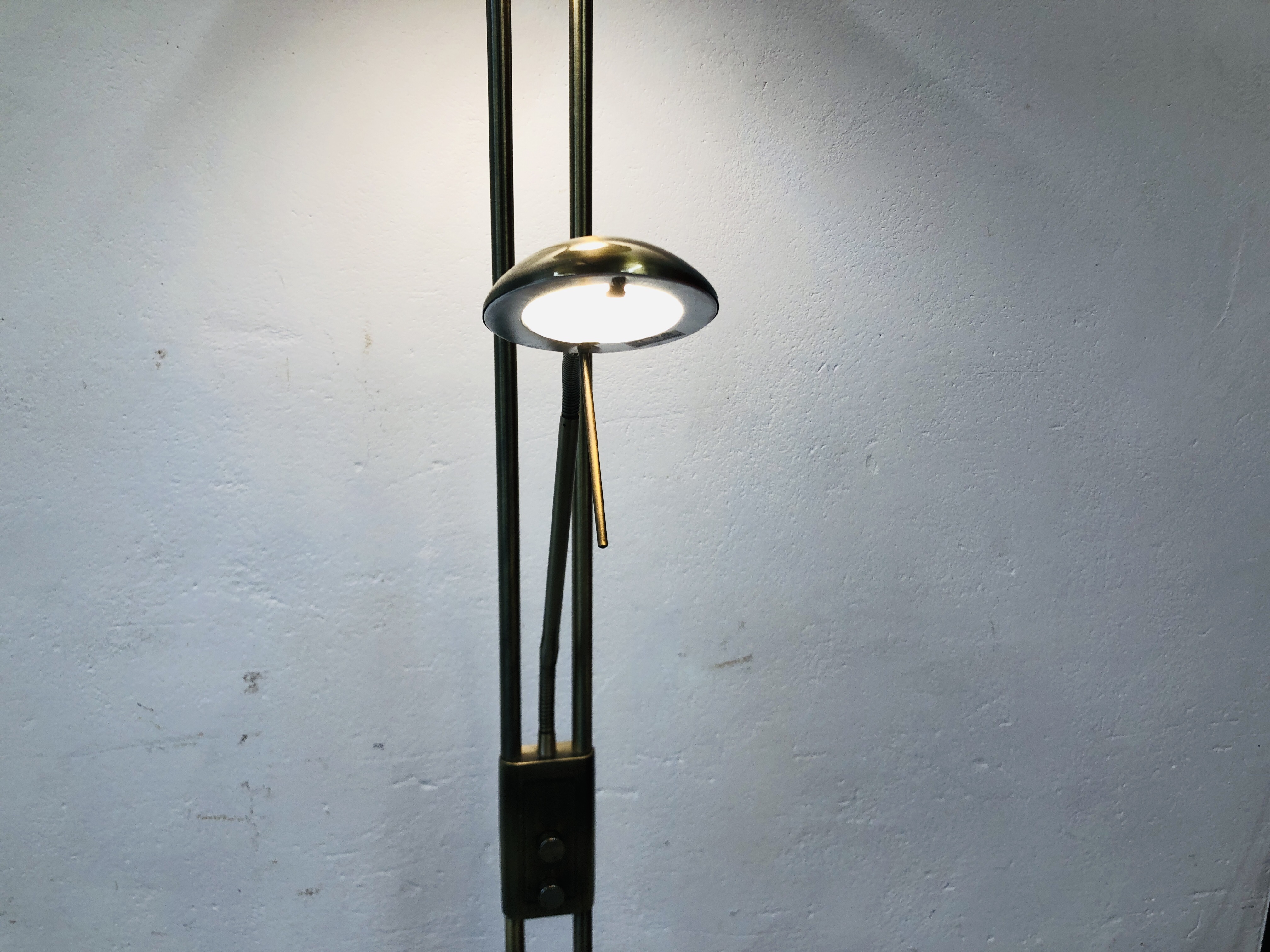 A MODERN BRASS FINISH UPLIGHTER WITH ADJUSTABLE READING LAMP - SOLD AS SEEN - Image 3 of 8