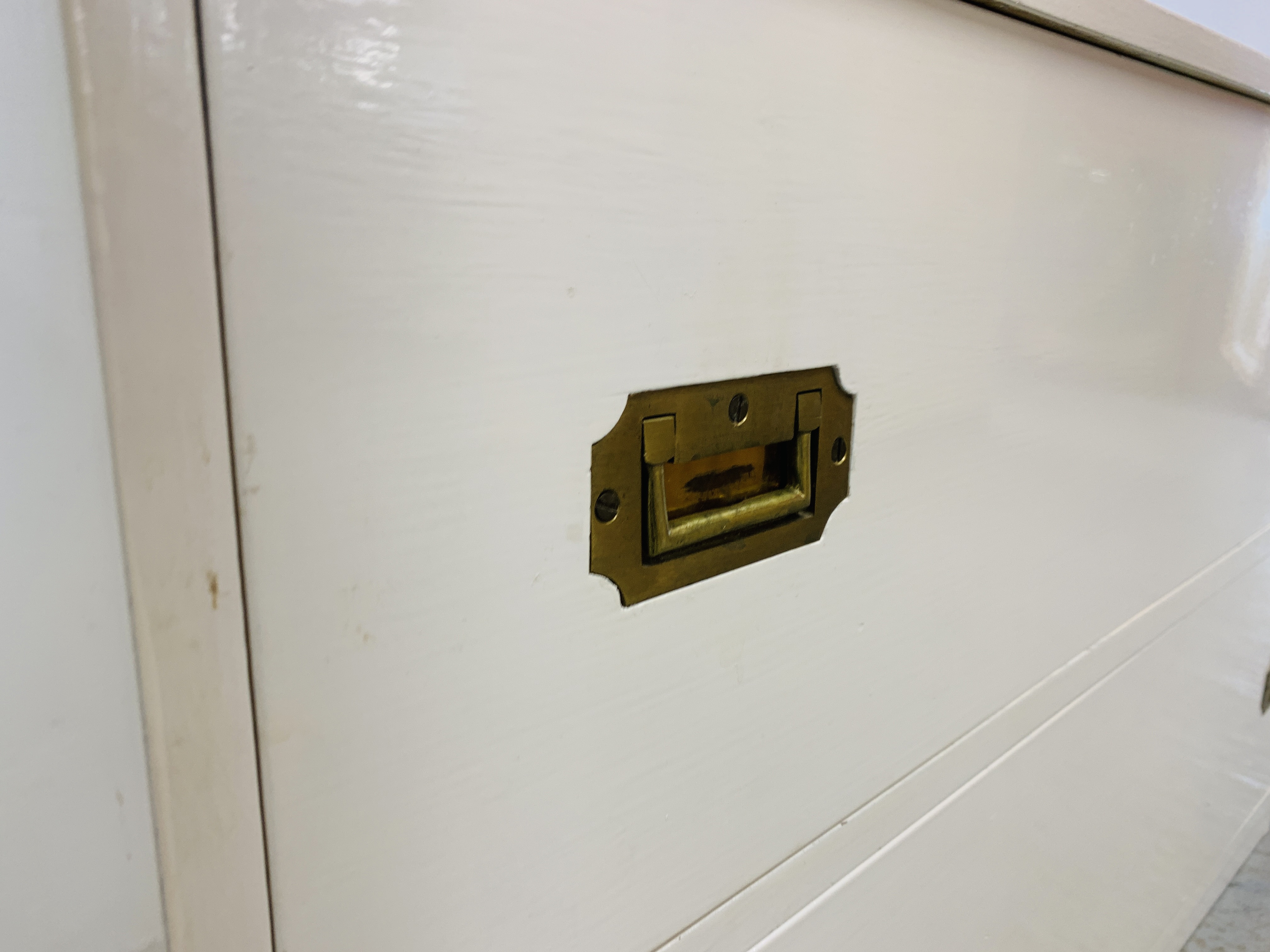 A WHITE PAINTED MILITARY STYLE TWO DRAWER CHEST WITH RETRACTABLE BRASS HANDLES AND BRASS CORNER - Image 5 of 7