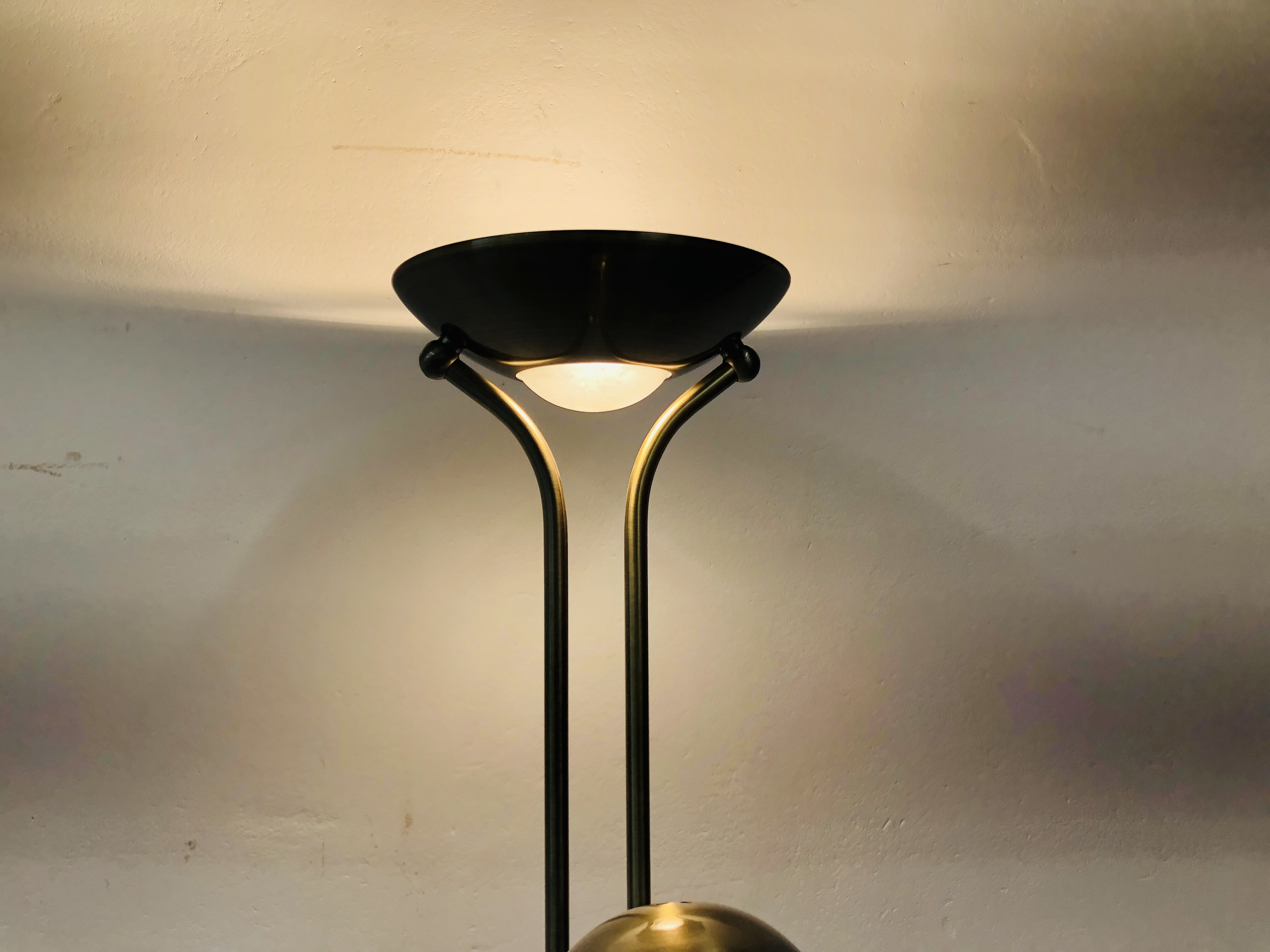 A MODERN BRASS FINISH UPLIGHTER WITH ADJUSTABLE READING LAMP - SOLD AS SEEN - Image 2 of 8