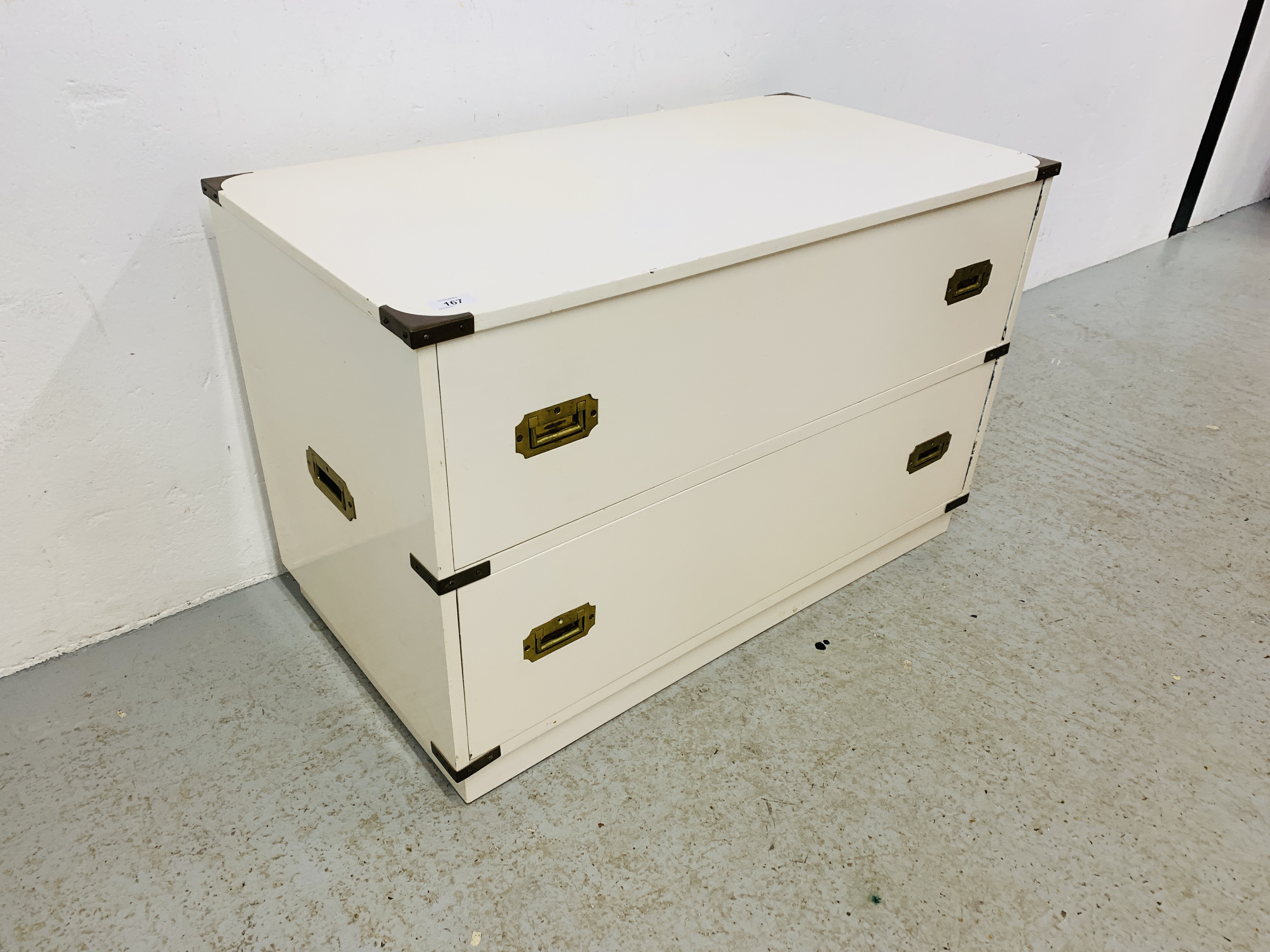 A WHITE PAINTED MILITARY STYLE TWO DRAWER CHEST WITH RETRACTABLE BRASS HANDLES AND BRASS CORNER - Image 2 of 7