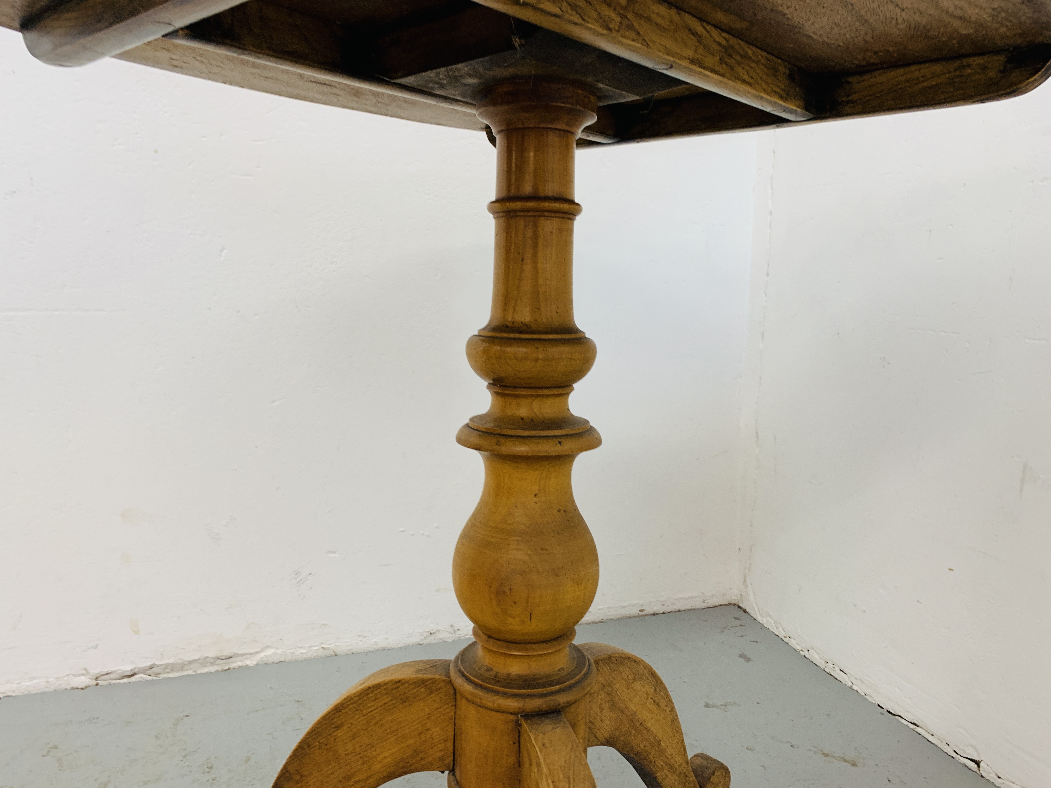 A MAHOGANY TILT TOP PEDESTAL TABLE IWTH OVAL TOP - W 87CM. L 71CM. HEIGHT 78CM. - Image 4 of 6