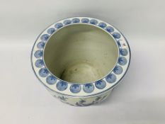 A LARGE BLUE AND WHITE DECORATED JARDINIERE, DIAMETER 35CM,