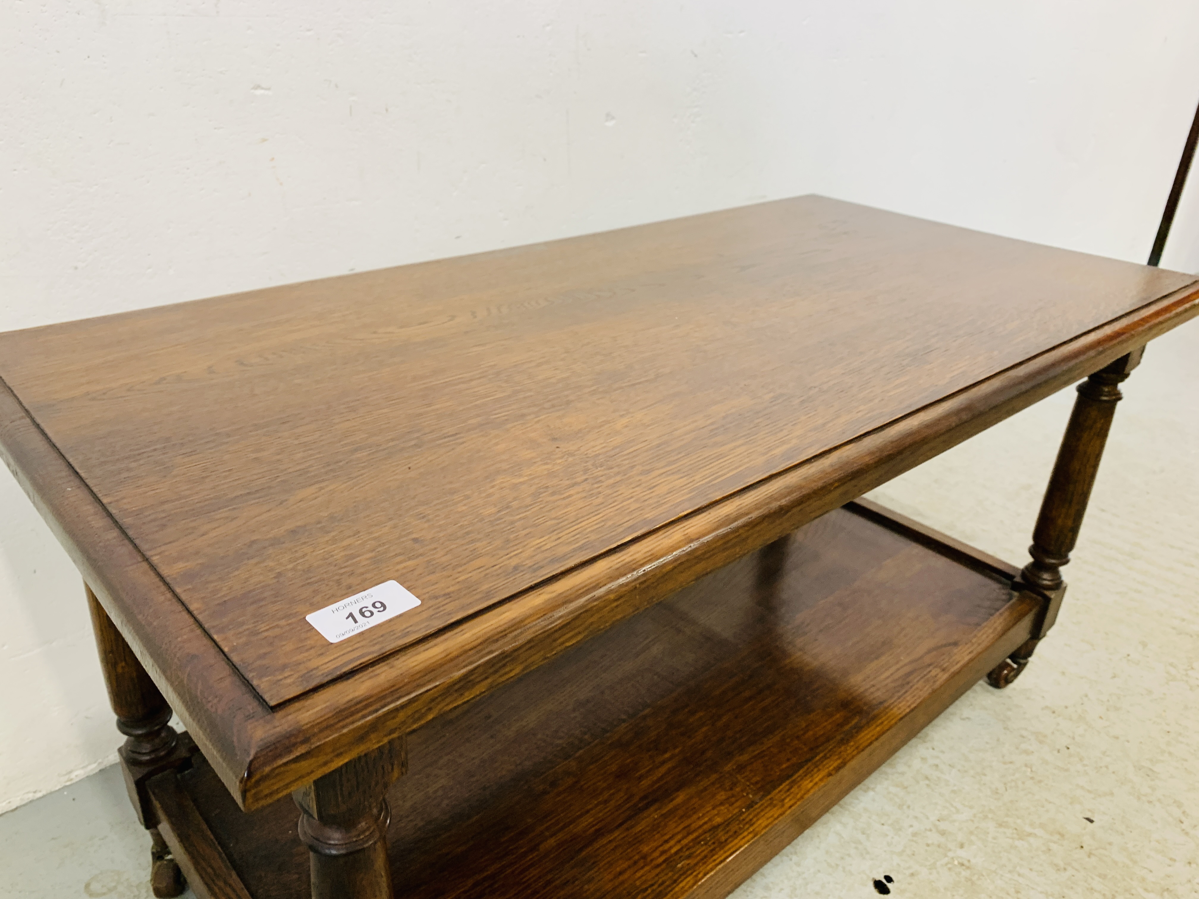 A GOOD QUALITY SOLID OAK TWO TIER COFFEE TABLE - W 92CM. D 46CM. H 47CM. - Image 7 of 7