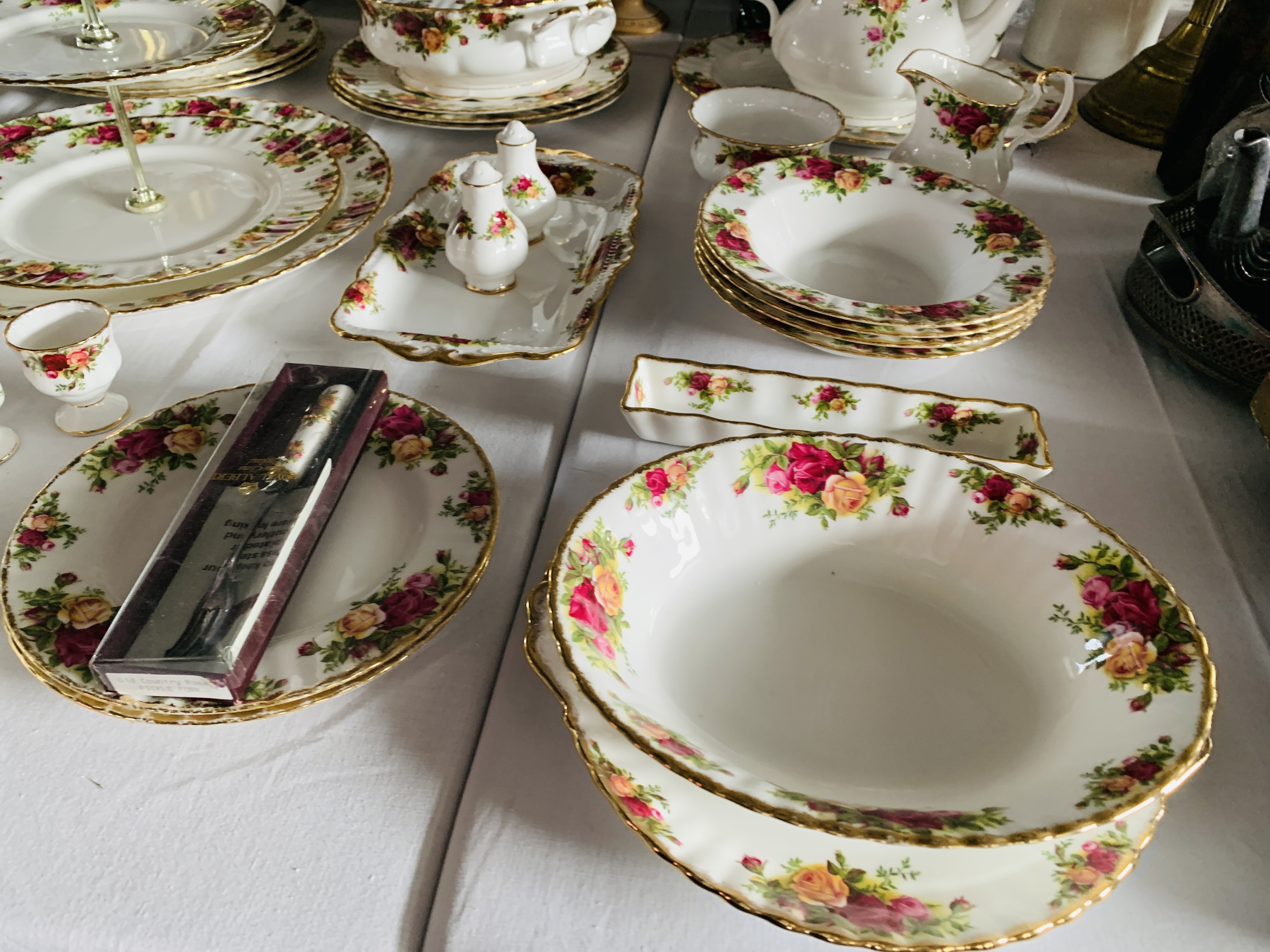 COLLECTION OF APPROX 37 PIECES OF ROYAL ALBERT OLD COUNTRY ROSES TO INCLUDE TEA POT, SUGAR AND MILK, - Image 4 of 8