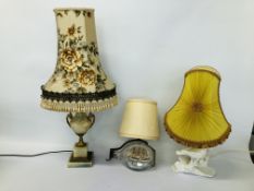 A TABLE LAMP FEATURING A PAIR OF POTTERY DOVES ON LOG WITH PLEATED SHADE,