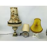 A TABLE LAMP FEATURING A PAIR OF POTTERY DOVES ON LOG WITH PLEATED SHADE,