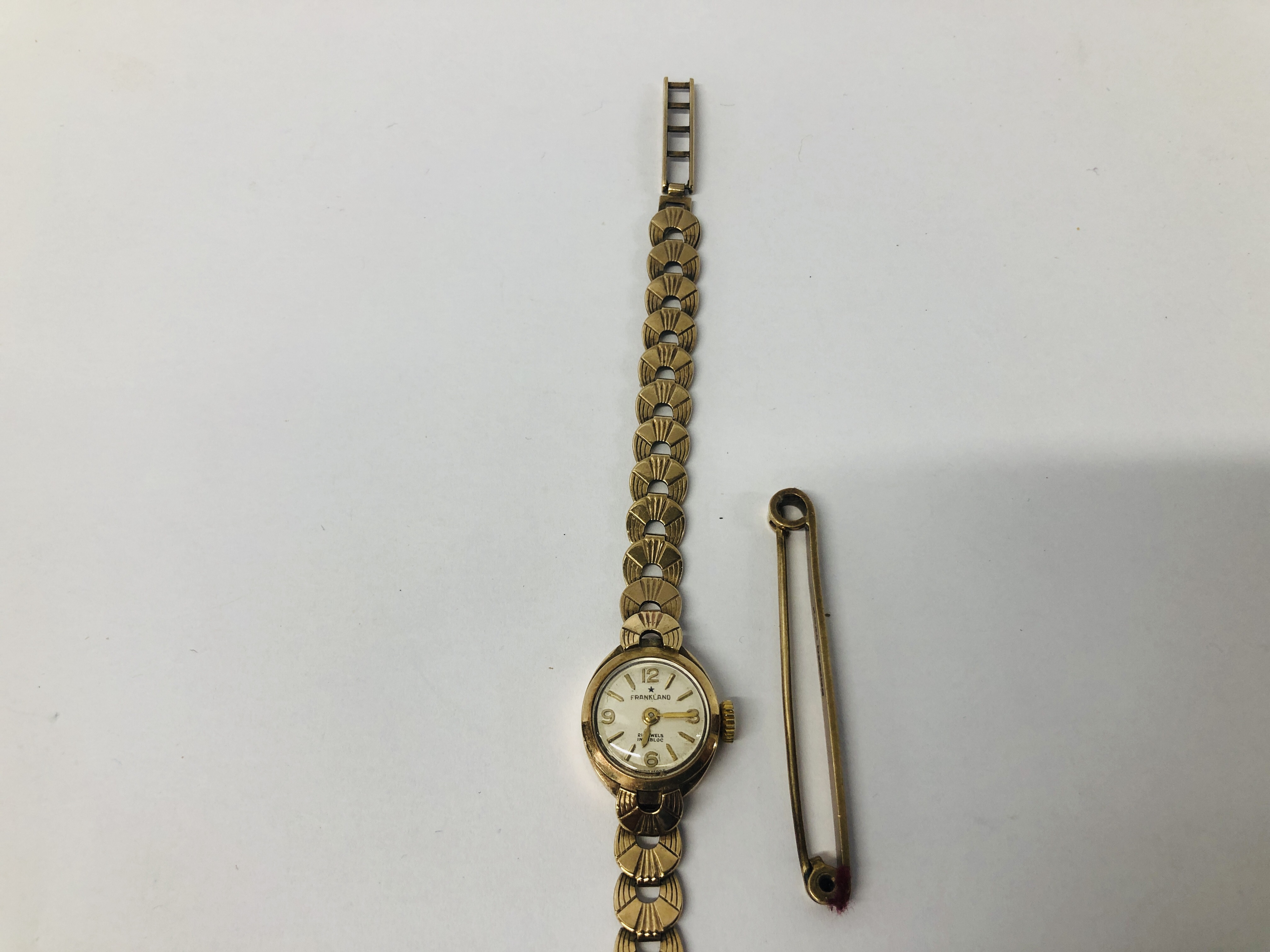 A LADIES 9CT GOLD CASED FRANKLAND WRIST WATCH ON 9CT GOLD BRACELET STRAP ALONG WITH A 9CT GOLD BAR - Image 10 of 14