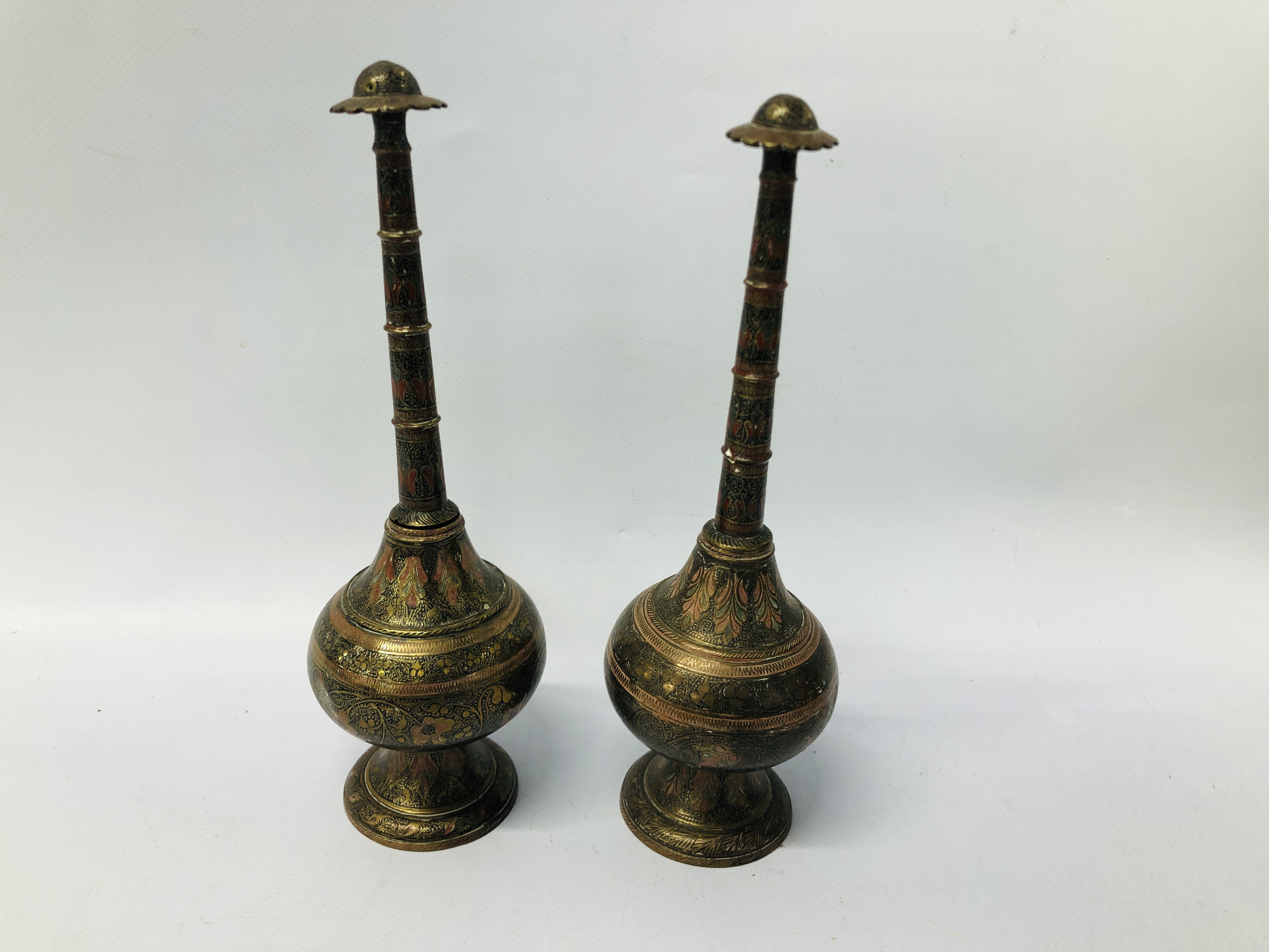 MIXED BRASS AND COPPER TO INCLUDE OIL LAMPS, LAMPS, STOVE, TRIVET, WATERING CAN, SCALES, CUPS, - Image 24 of 27