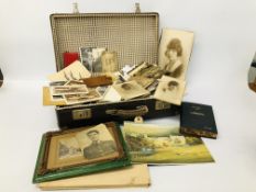 VINTAGE SUITCASE OF ASSORTED EPHEMERA TO INCLUDE MANY PHOTO'S SOME MILITARY RELATED ETC