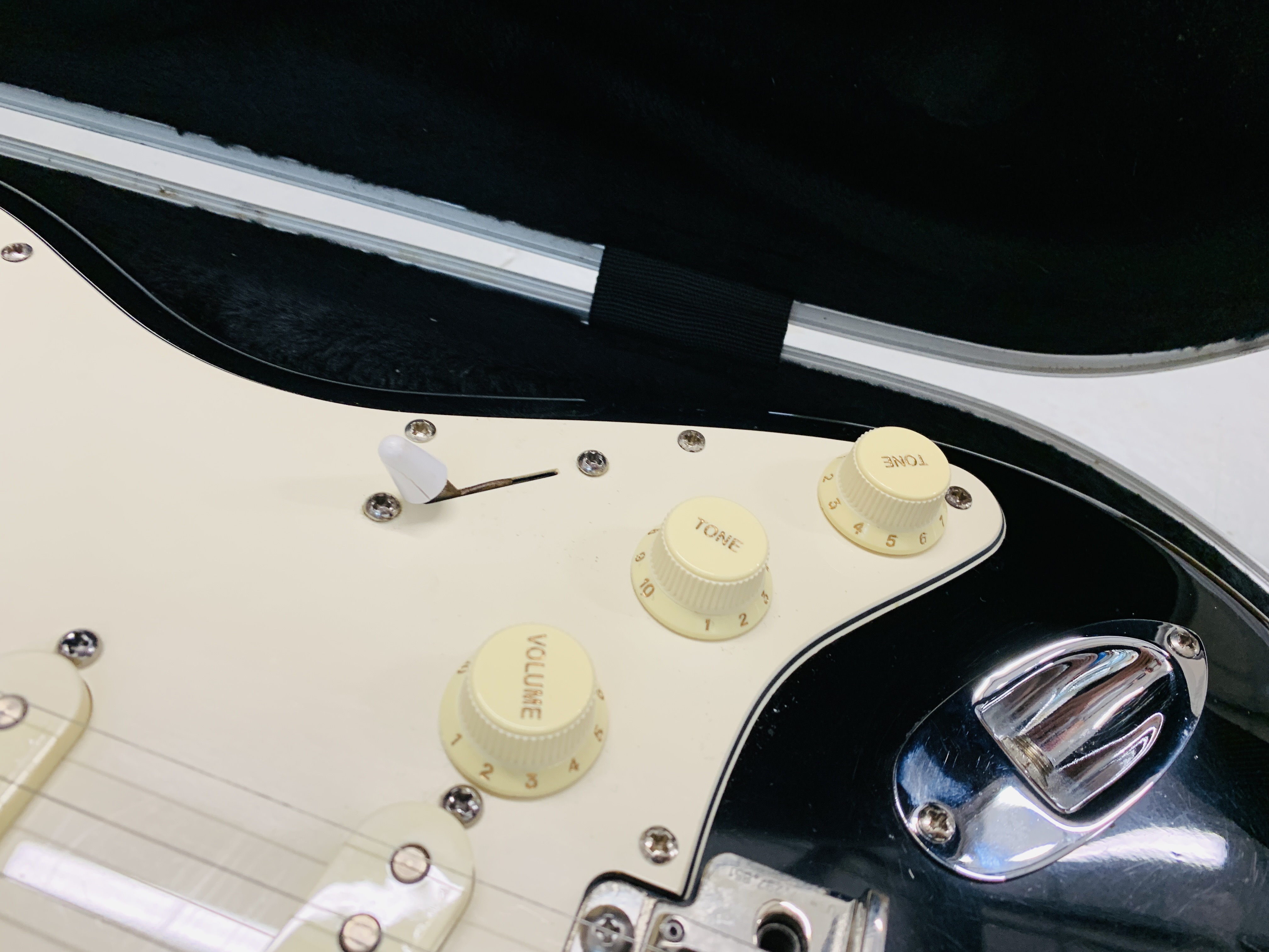 1 X UPGRADED USA FENDER STRATOCASTER GUITAR. - Image 7 of 10