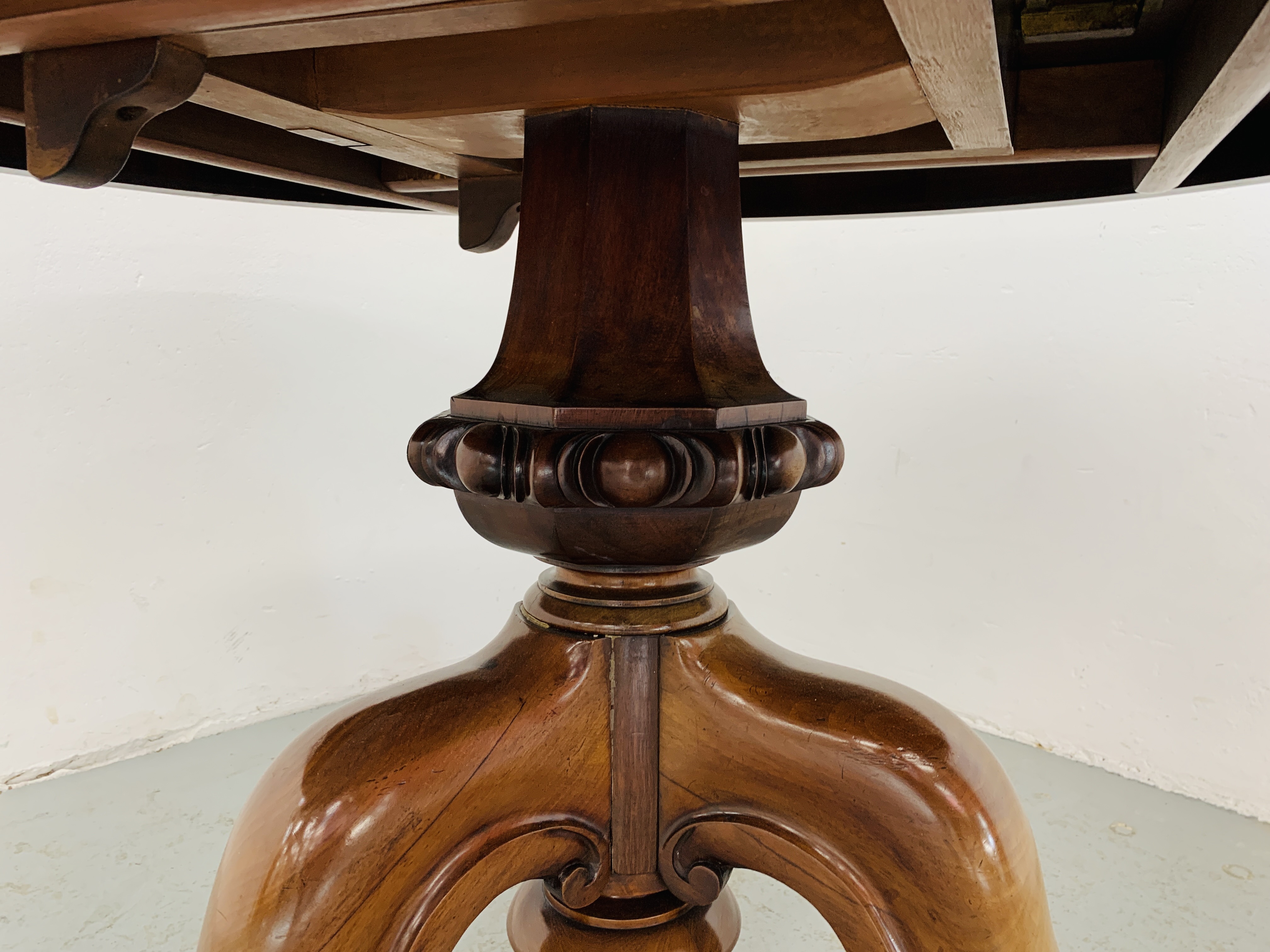 A VICTORIAN MAHOGANY CIRCULAR TOP PEDESTAL TILT TOP DINING TABLE STANDING ON TRIPOD SUPPORT - - Image 4 of 8