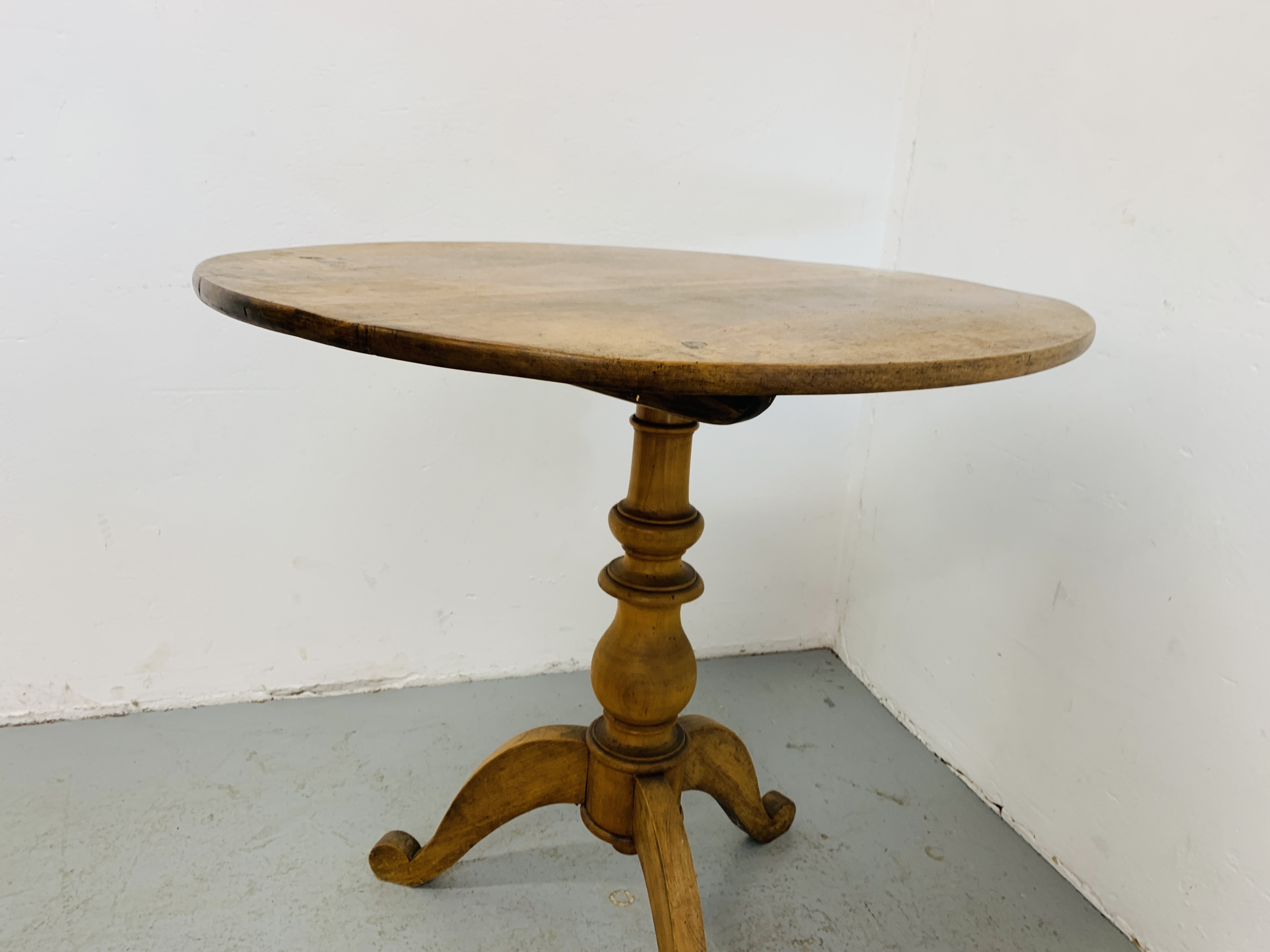 A MAHOGANY TILT TOP PEDESTAL TABLE IWTH OVAL TOP - W 87CM. L 71CM. HEIGHT 78CM. - Image 3 of 6