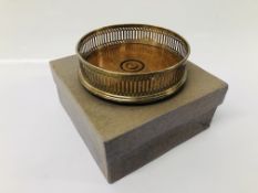 A SILVER RIMMED WINE COASTER WITH OAK BASE, LONDON ASSAY MAKERS MARK P.H.
