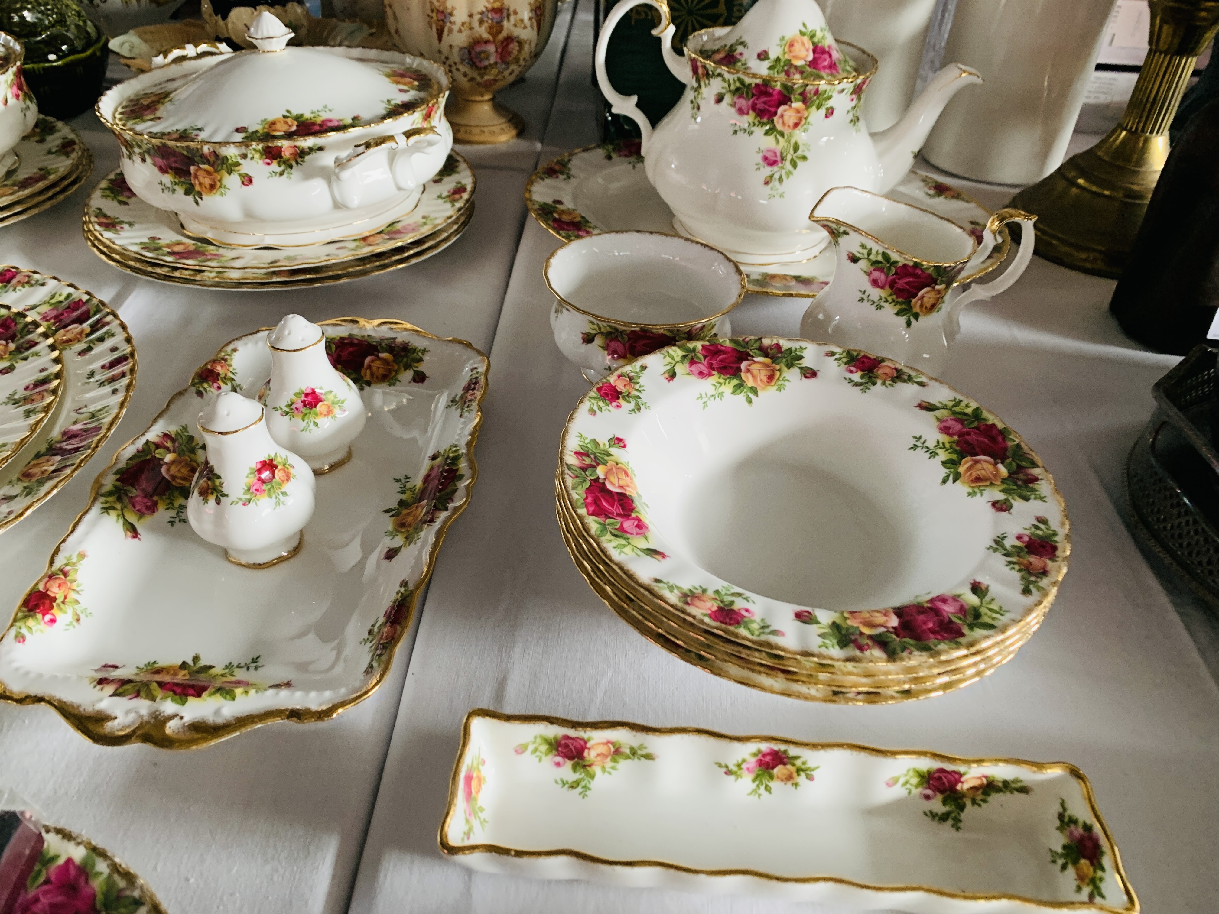 COLLECTION OF APPROX 37 PIECES OF ROYAL ALBERT OLD COUNTRY ROSES TO INCLUDE TEA POT, SUGAR AND MILK, - Image 5 of 8